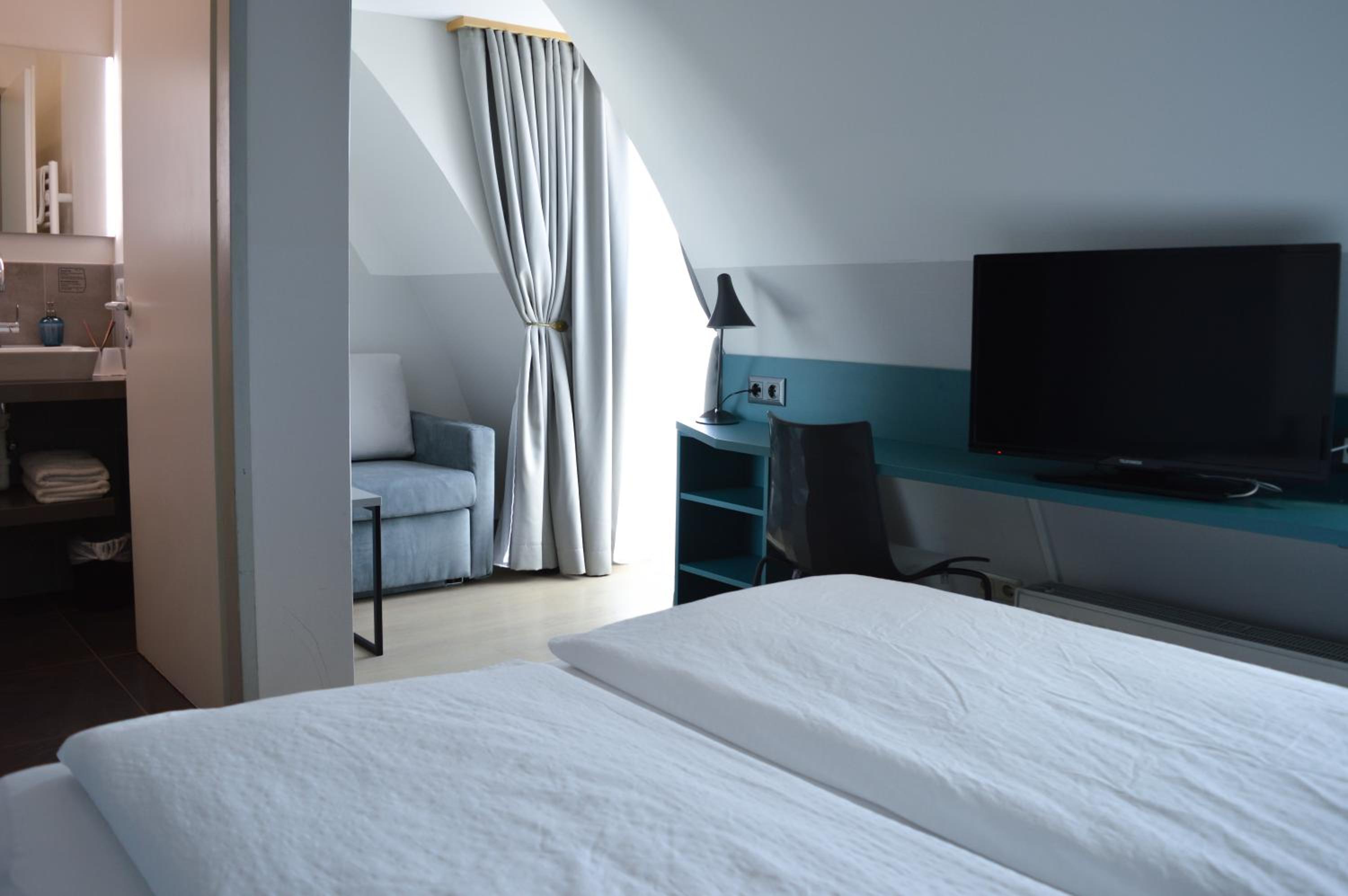 Superior Room with Garden View - Photo 8