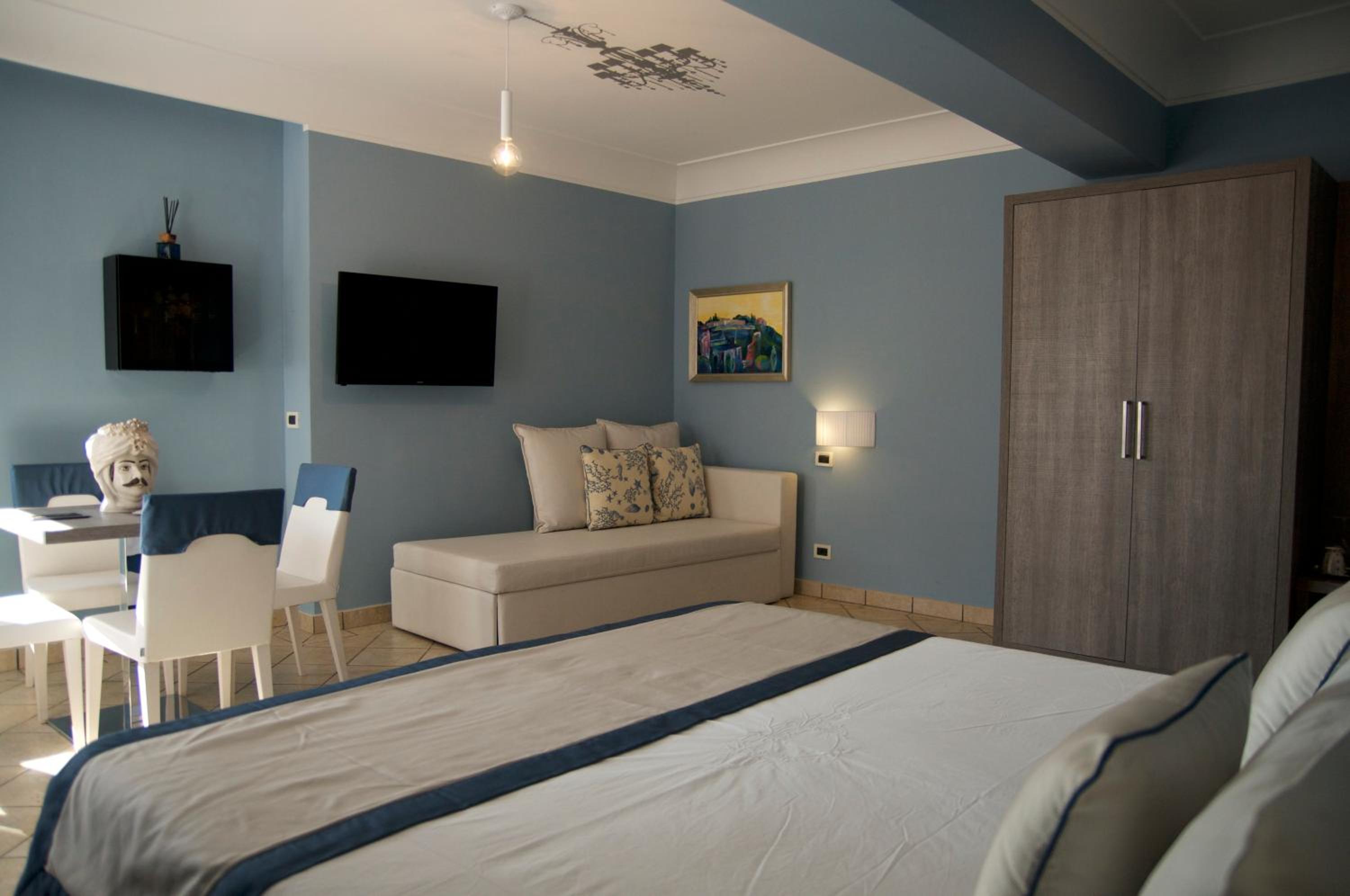 Deluxe Suite with Sea View photo 2