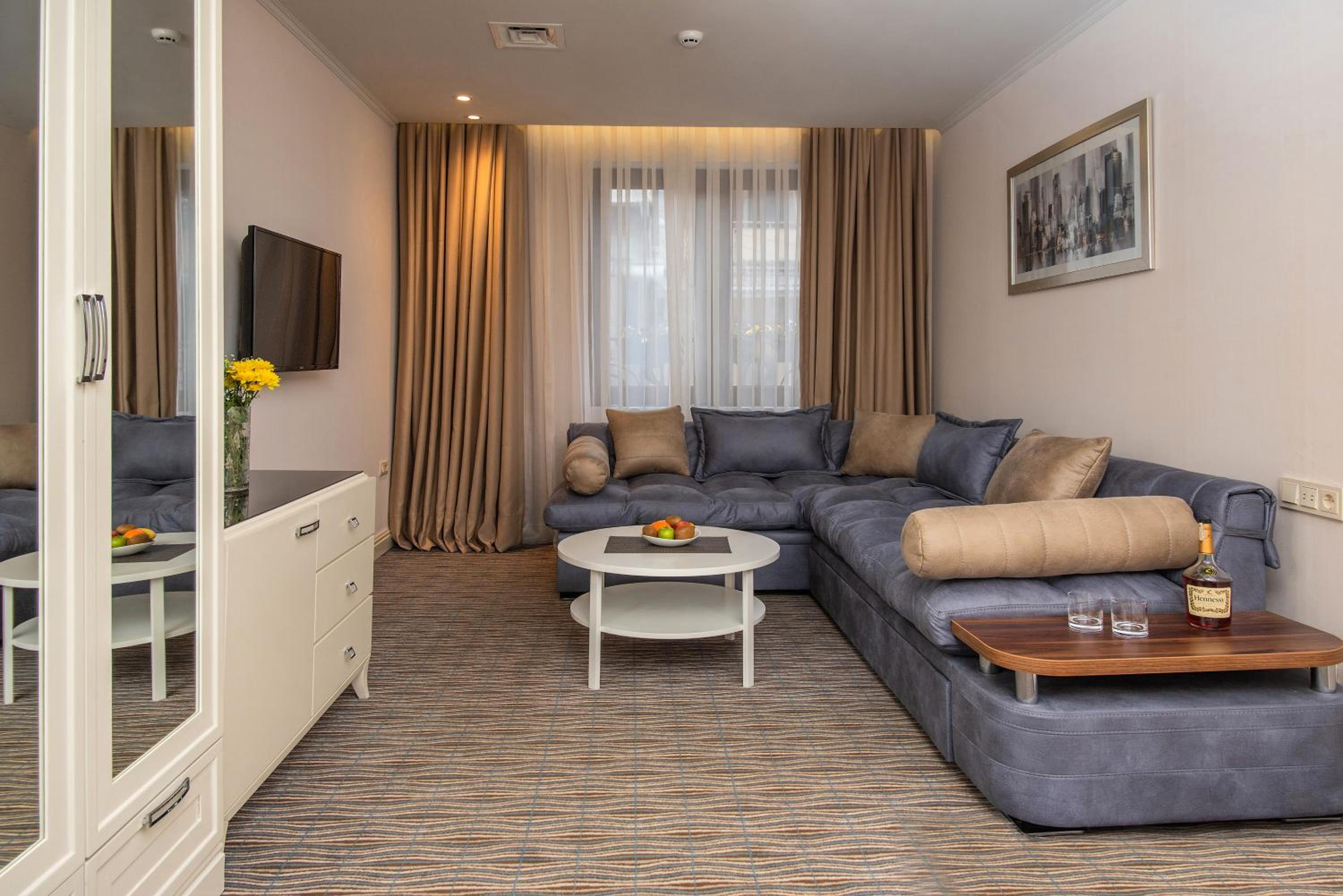 Suite - Photo 1