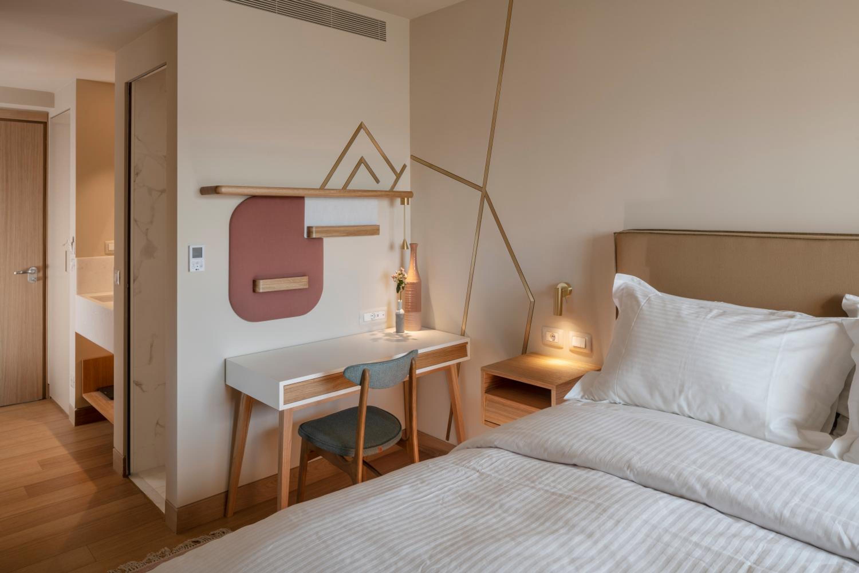 Budget Double Room - Photo 2