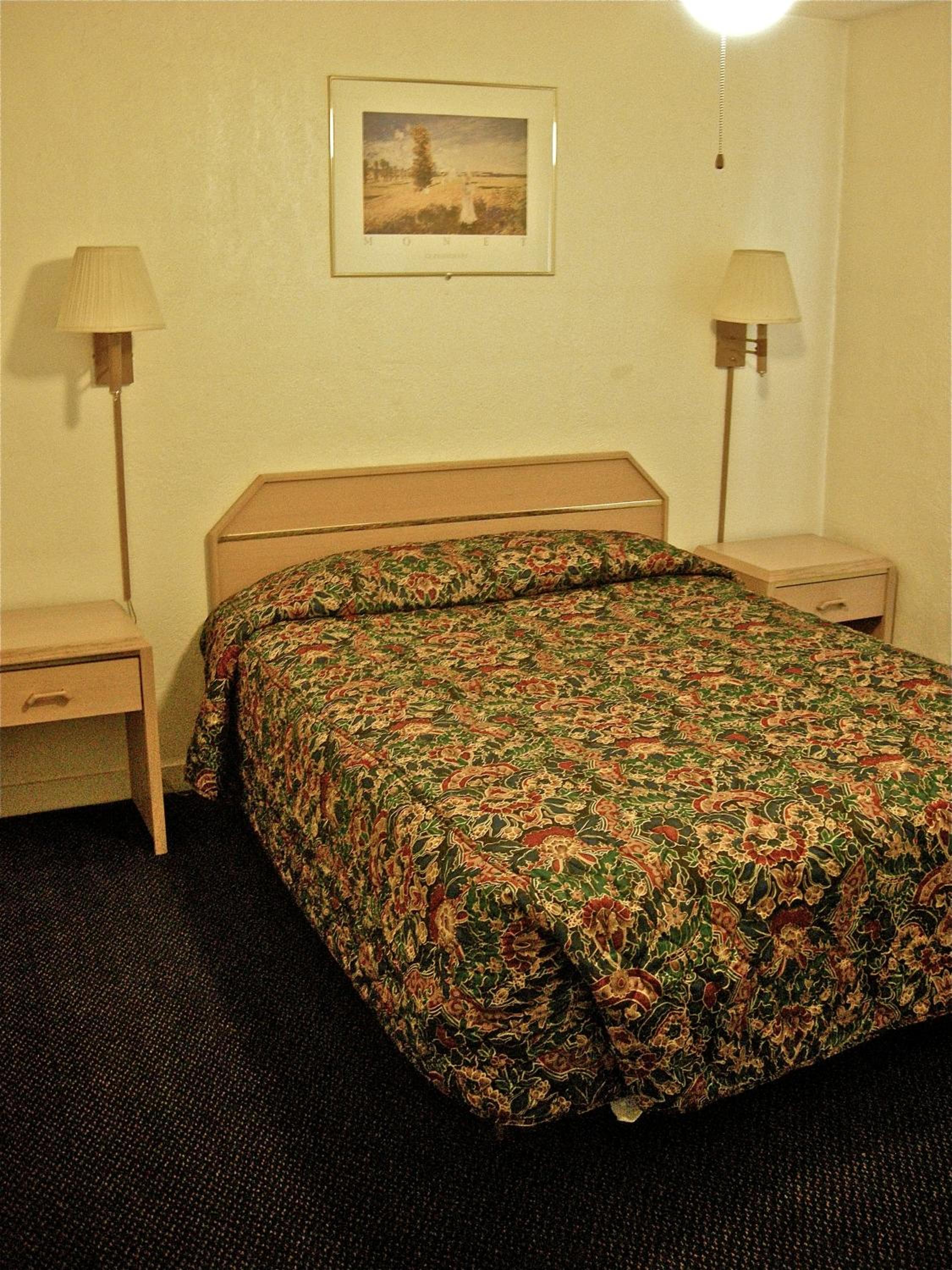 Queen Room photo 1