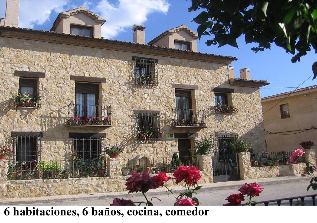 Six-Bedroom House photo 2