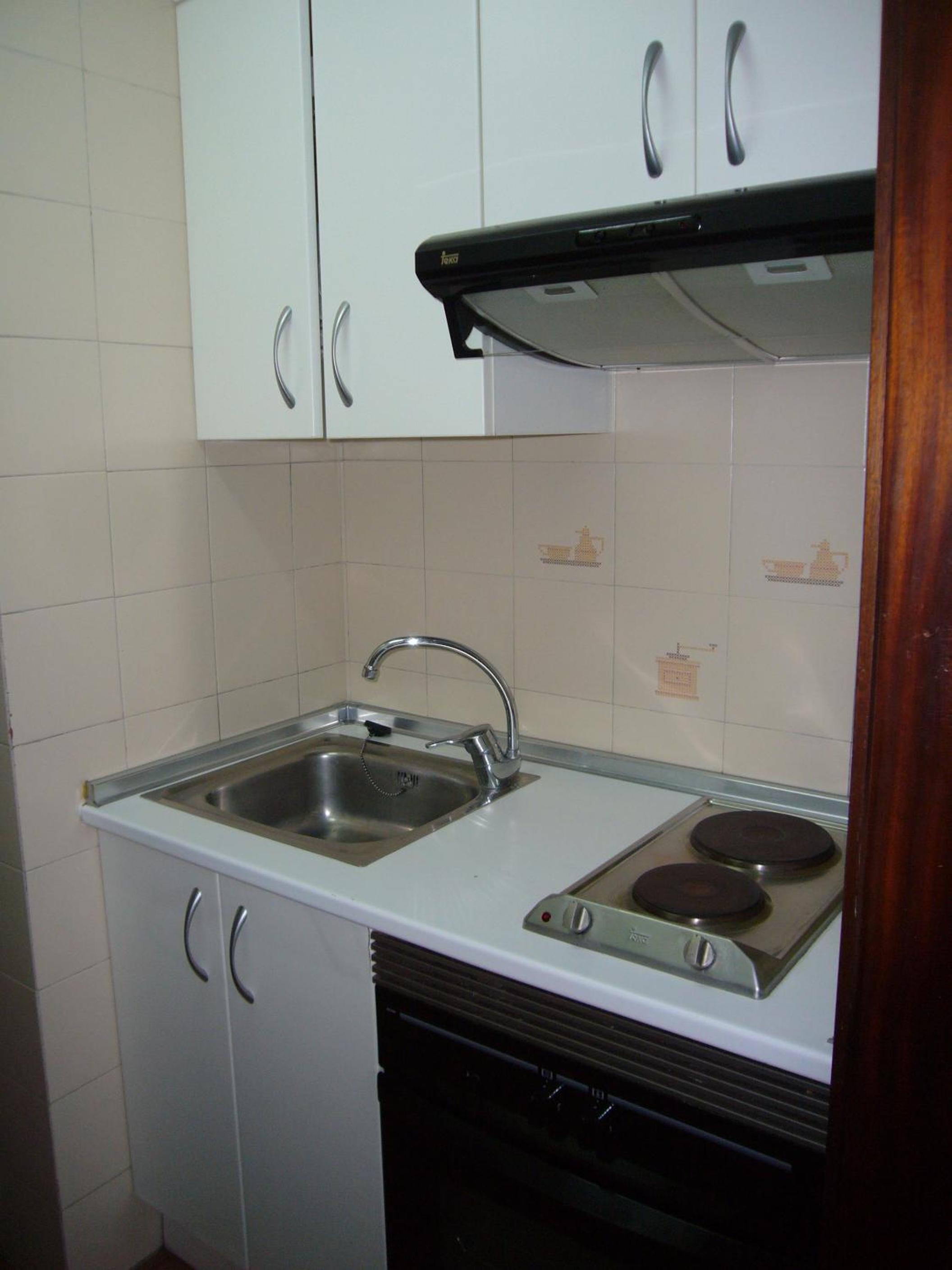 One-Bedroom Apartment - Photo 2