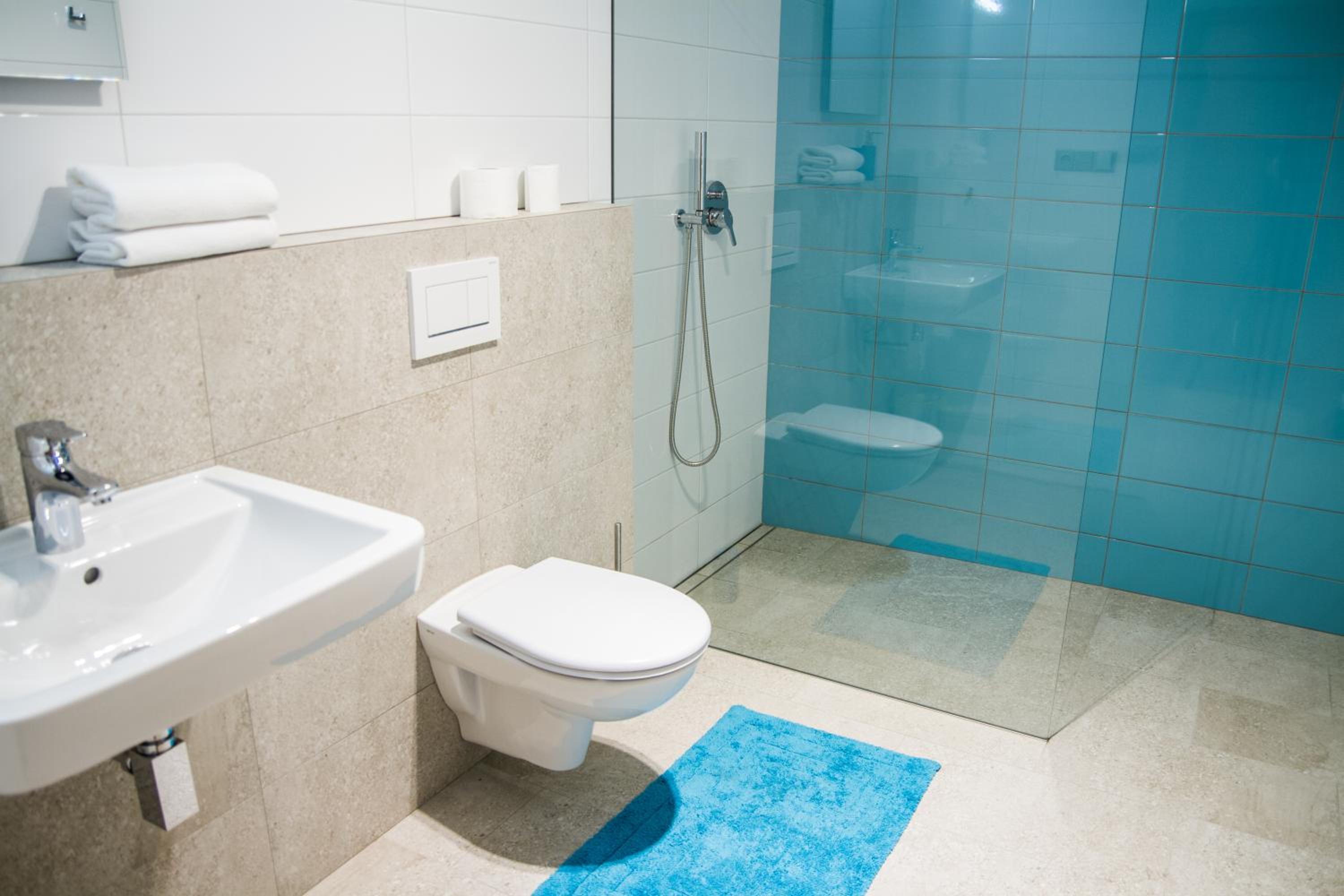 King Room with Roll-In Shower - Disability Access photo 2
