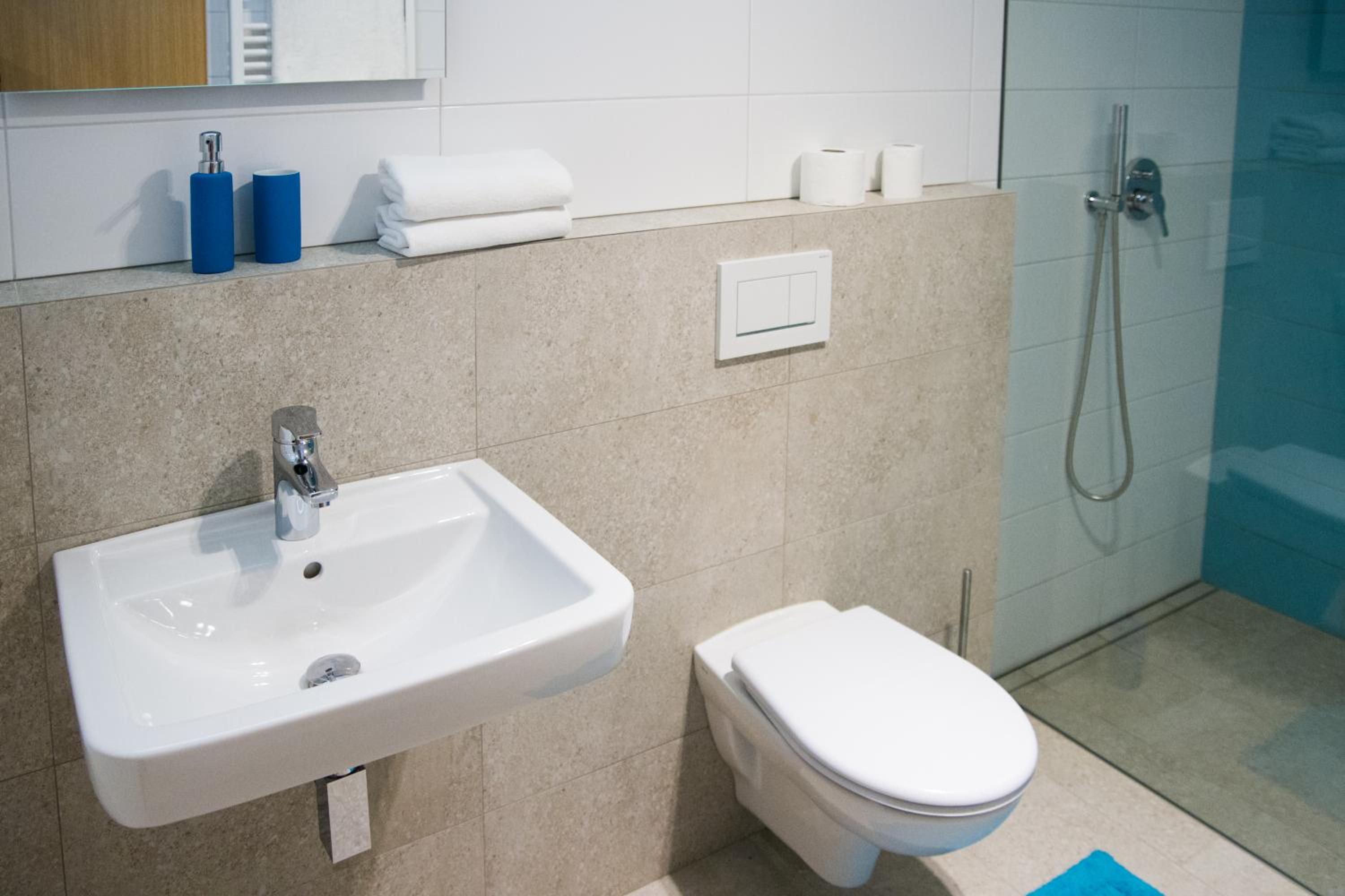 King Room with Roll-In Shower - Disability Access photo 3