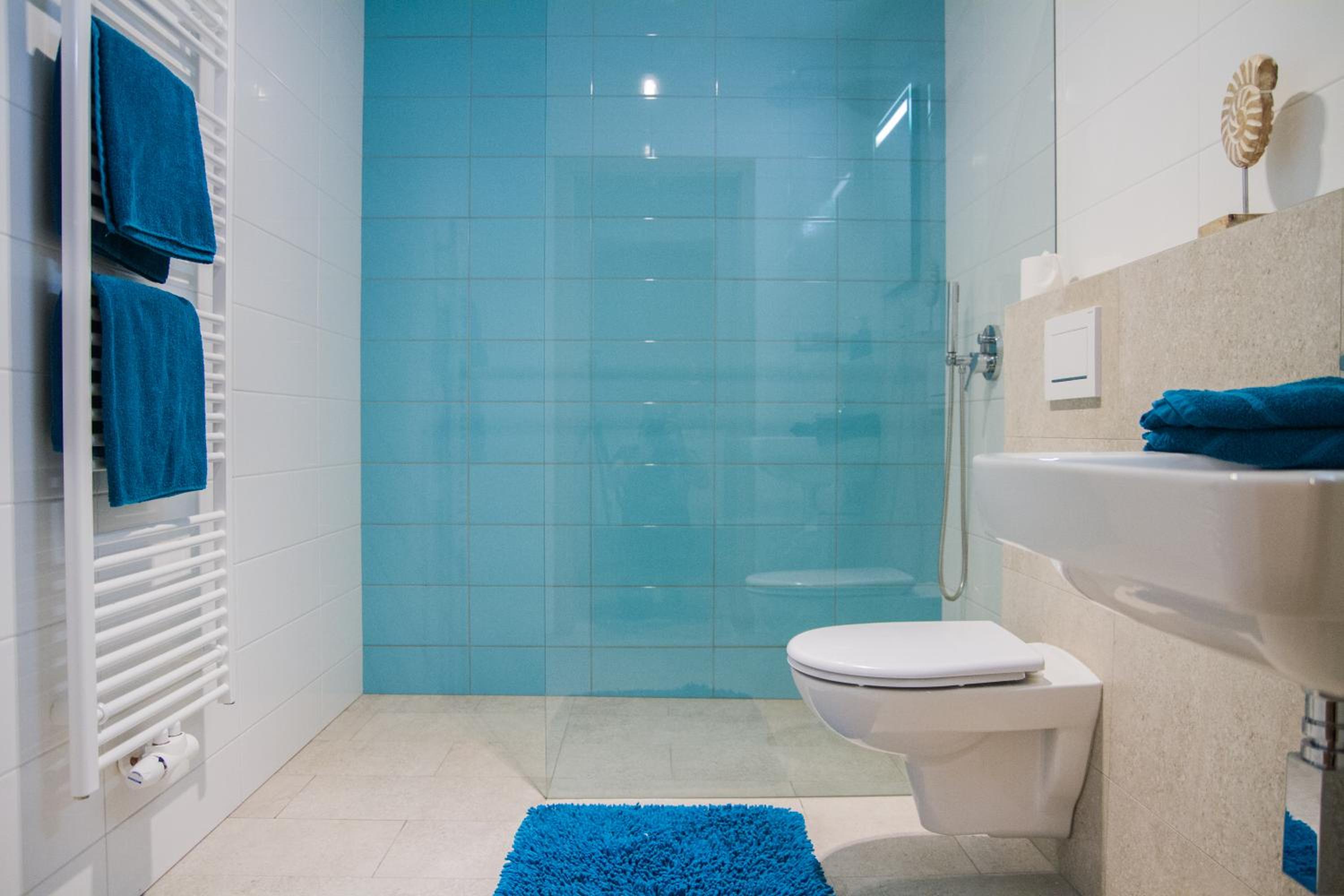 King Room with Roll-In Shower - Disability Access photo 2
