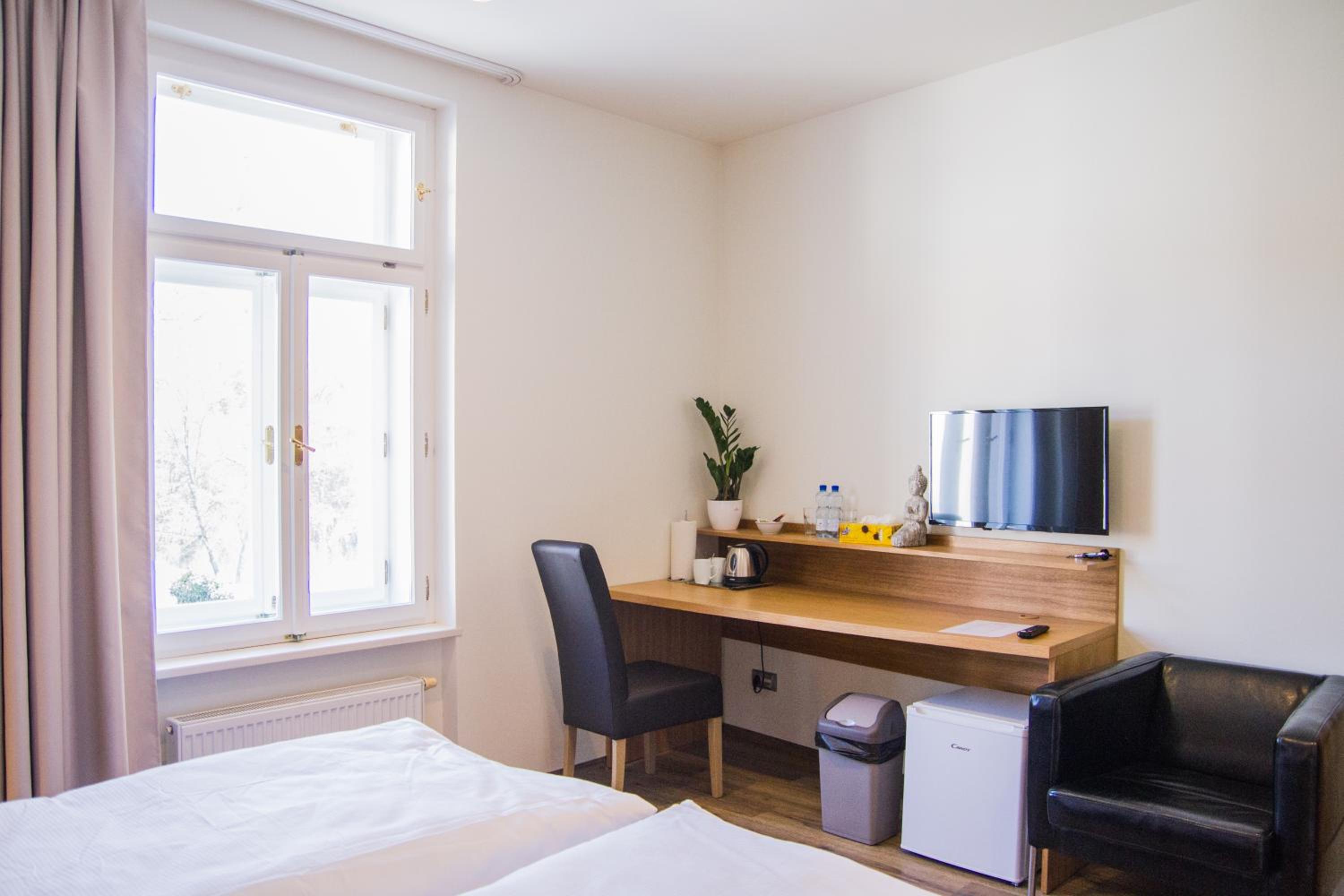 King Room with Roll-In Shower - Disability Access