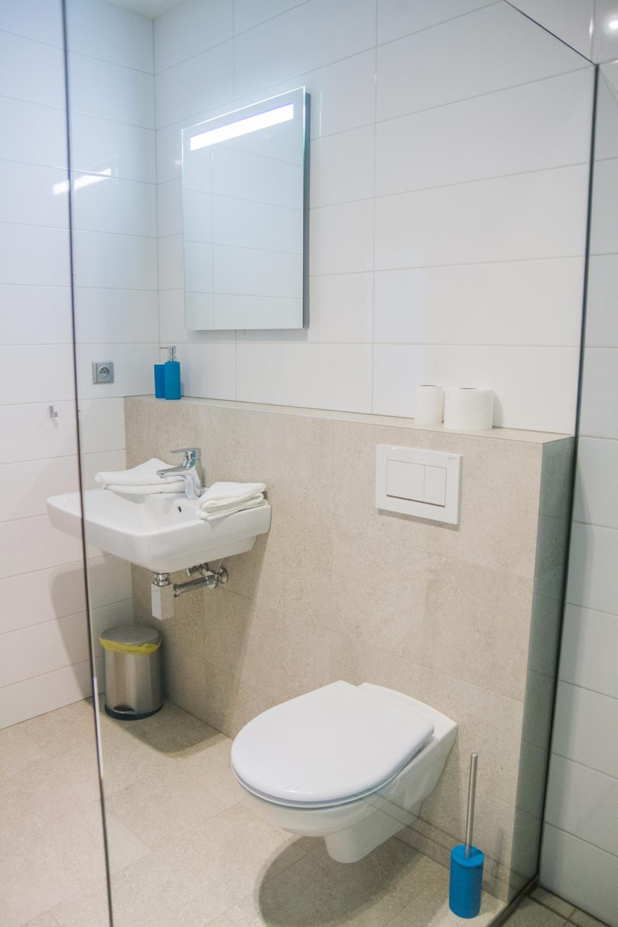 King Room with Roll-In Shower - Disability Access photo 3