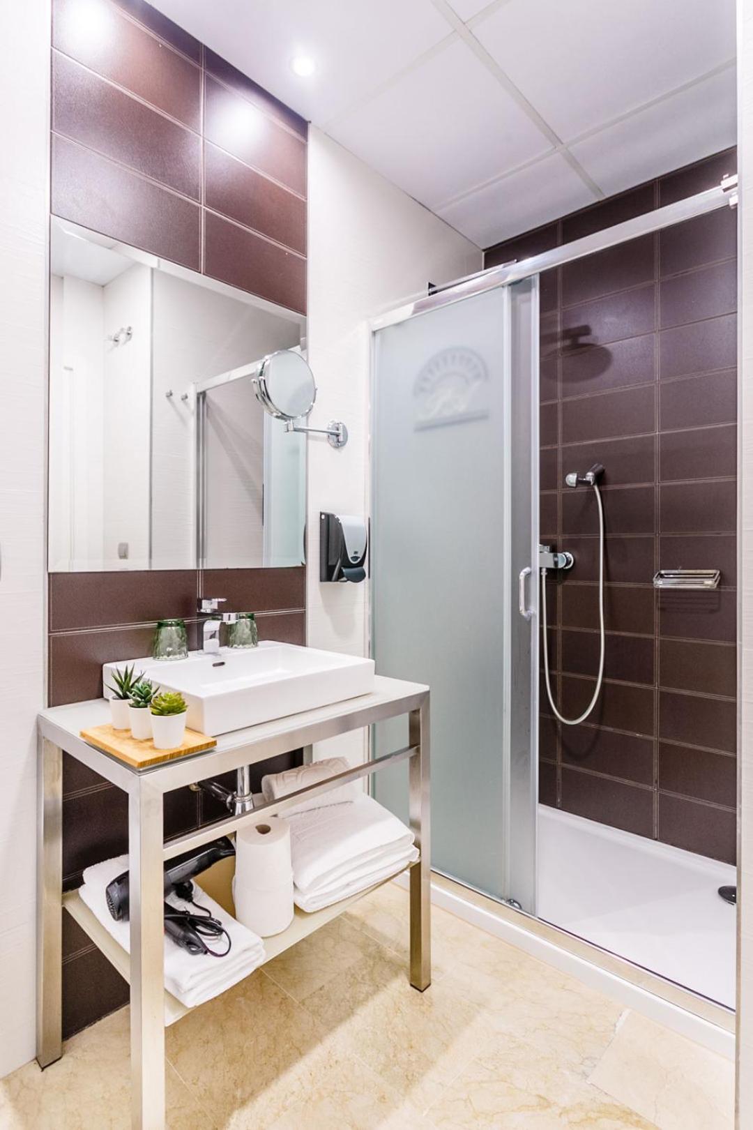 Double or Twin Room - Photo 12