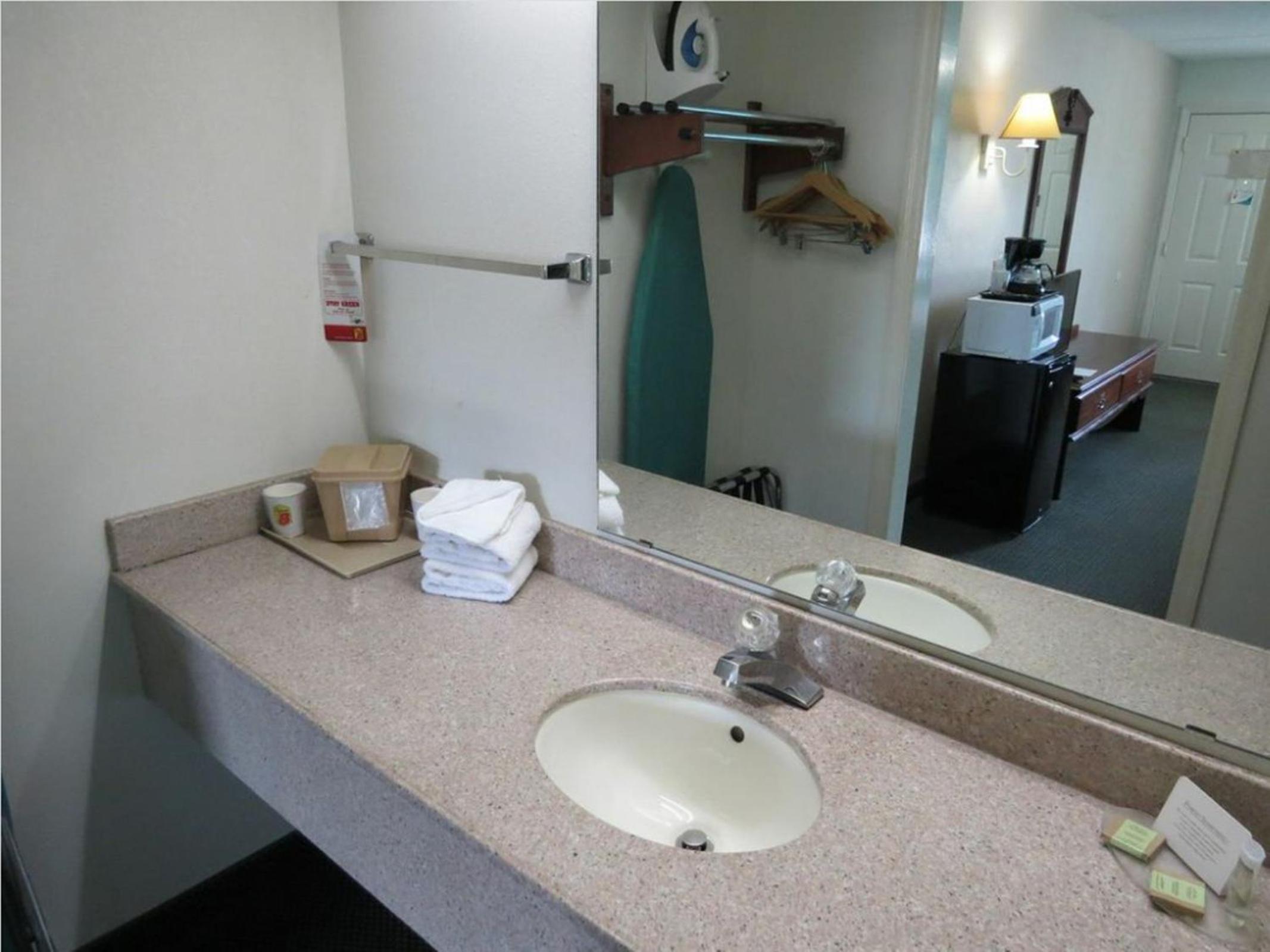 King Room - Non-Smoking - Photo 4