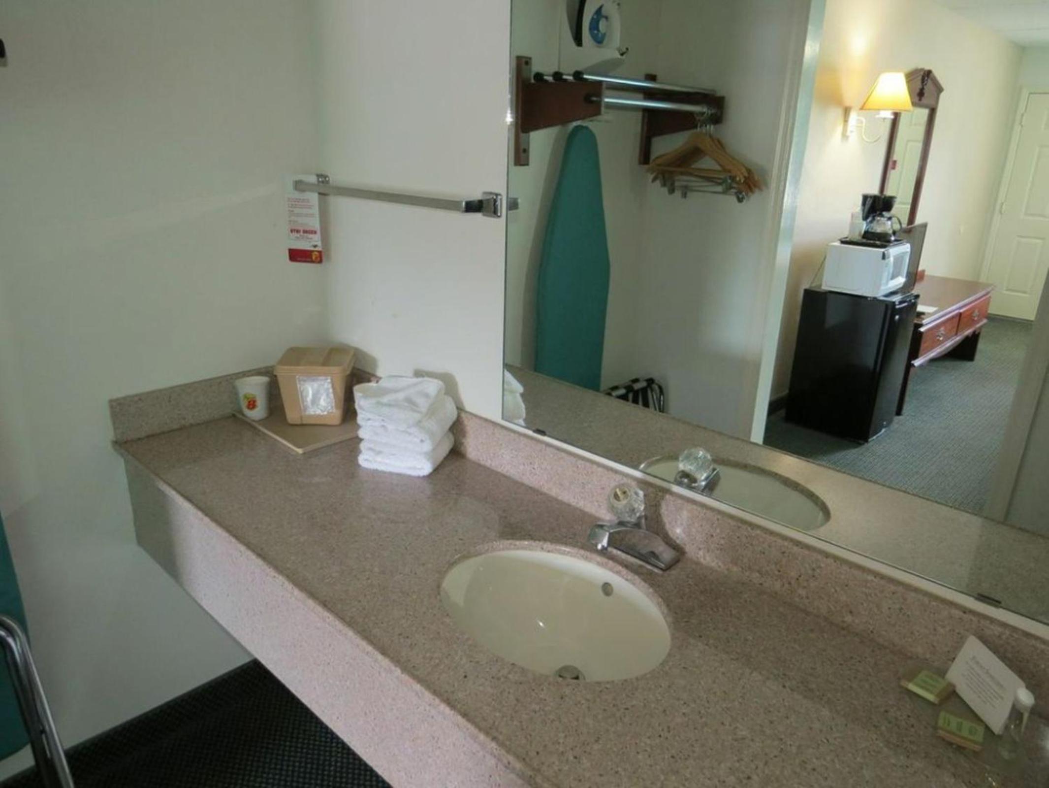 Double Room with Two Double Beds - Non-Smoking - Photo 2
