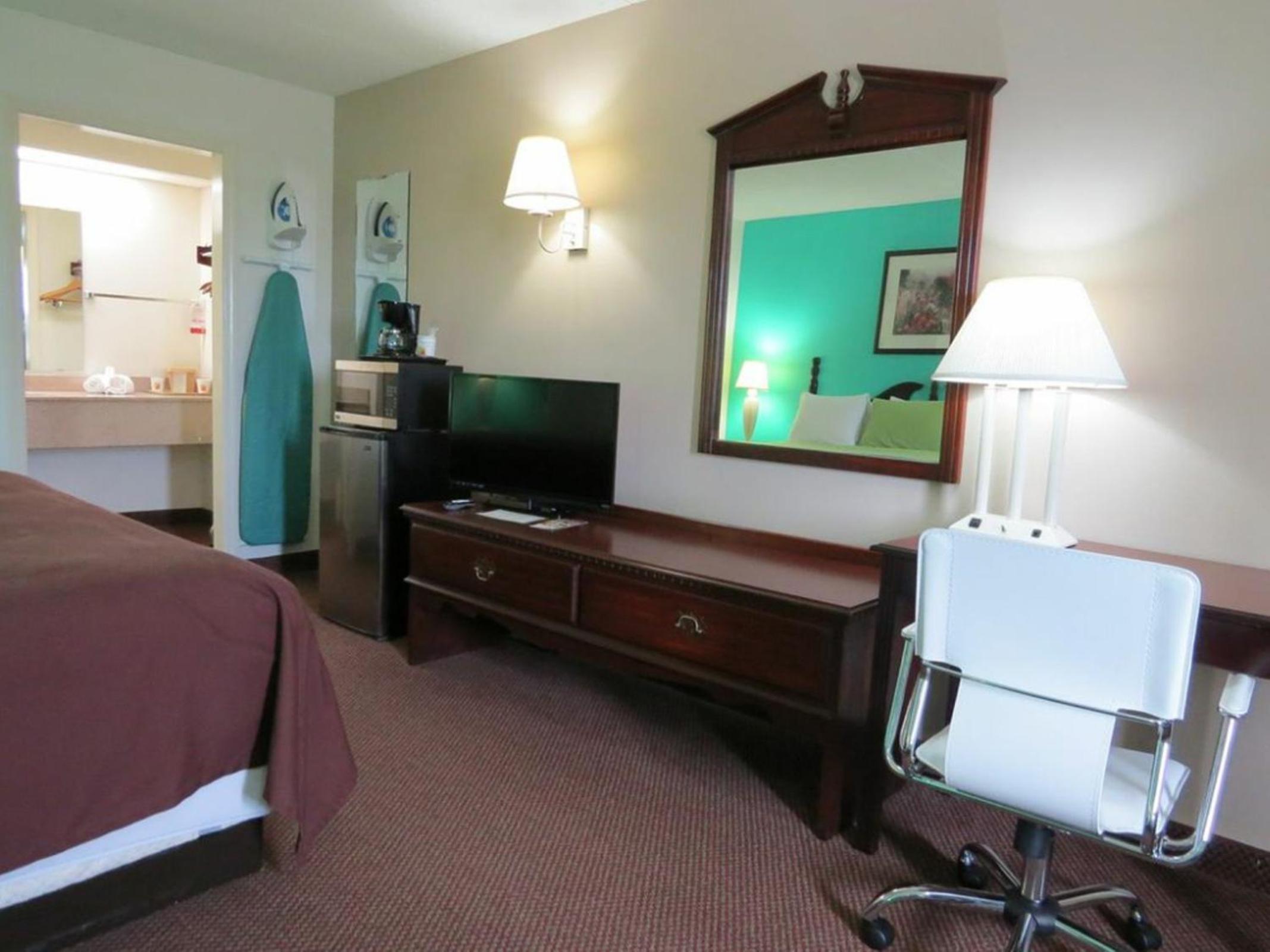 King Room - Non-Smoking - Photo 3