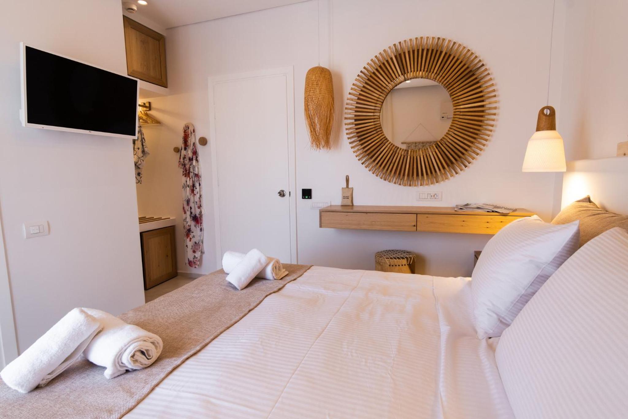 Superior Double Room with Pool View - Photo 21