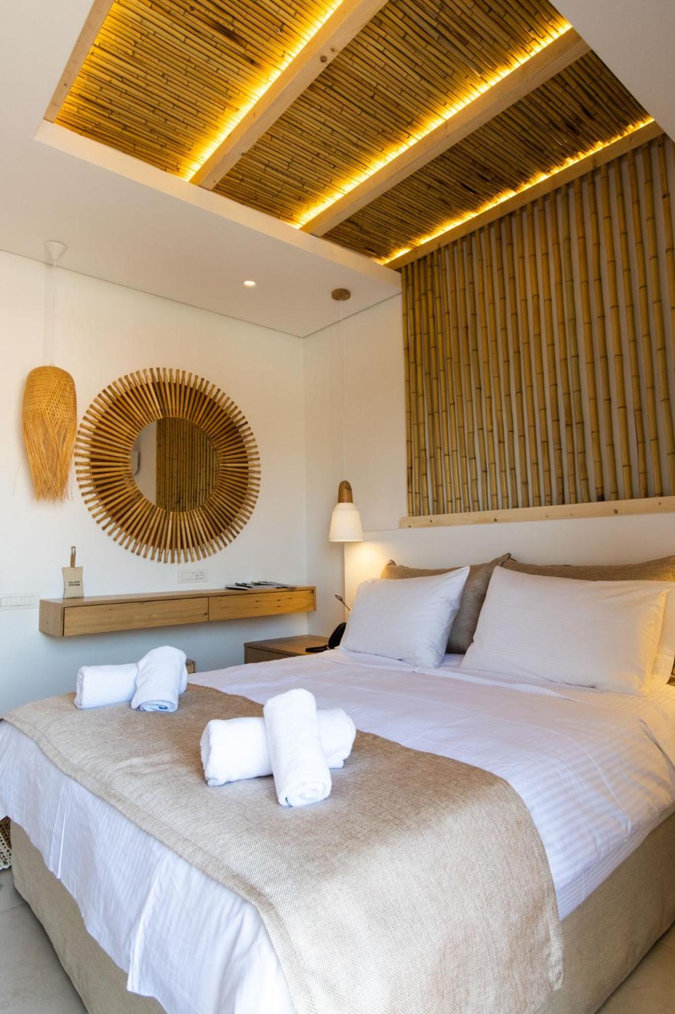 Superior Double Room with Pool View - Photo 11