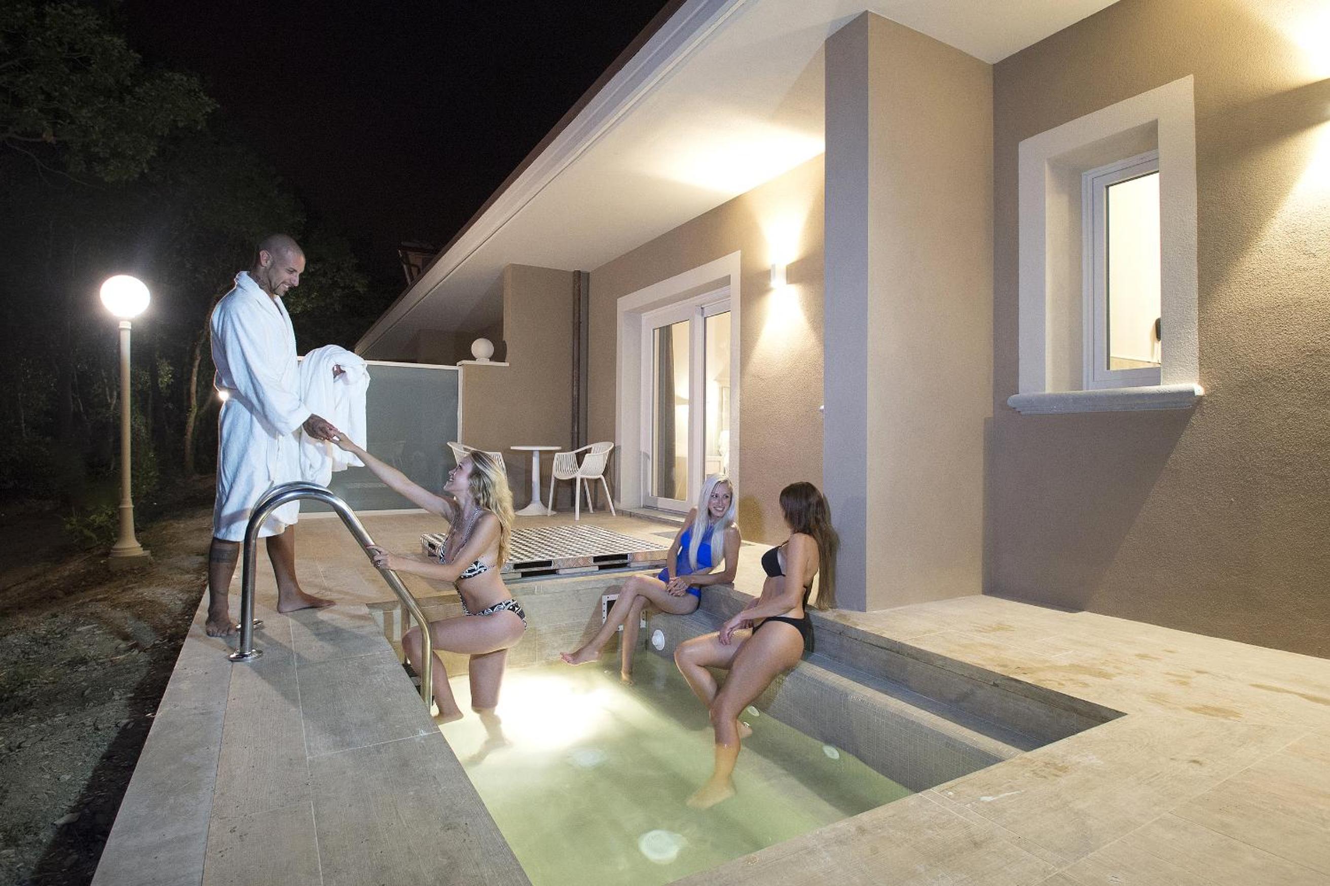 Suite with Private Pool - Photo 5