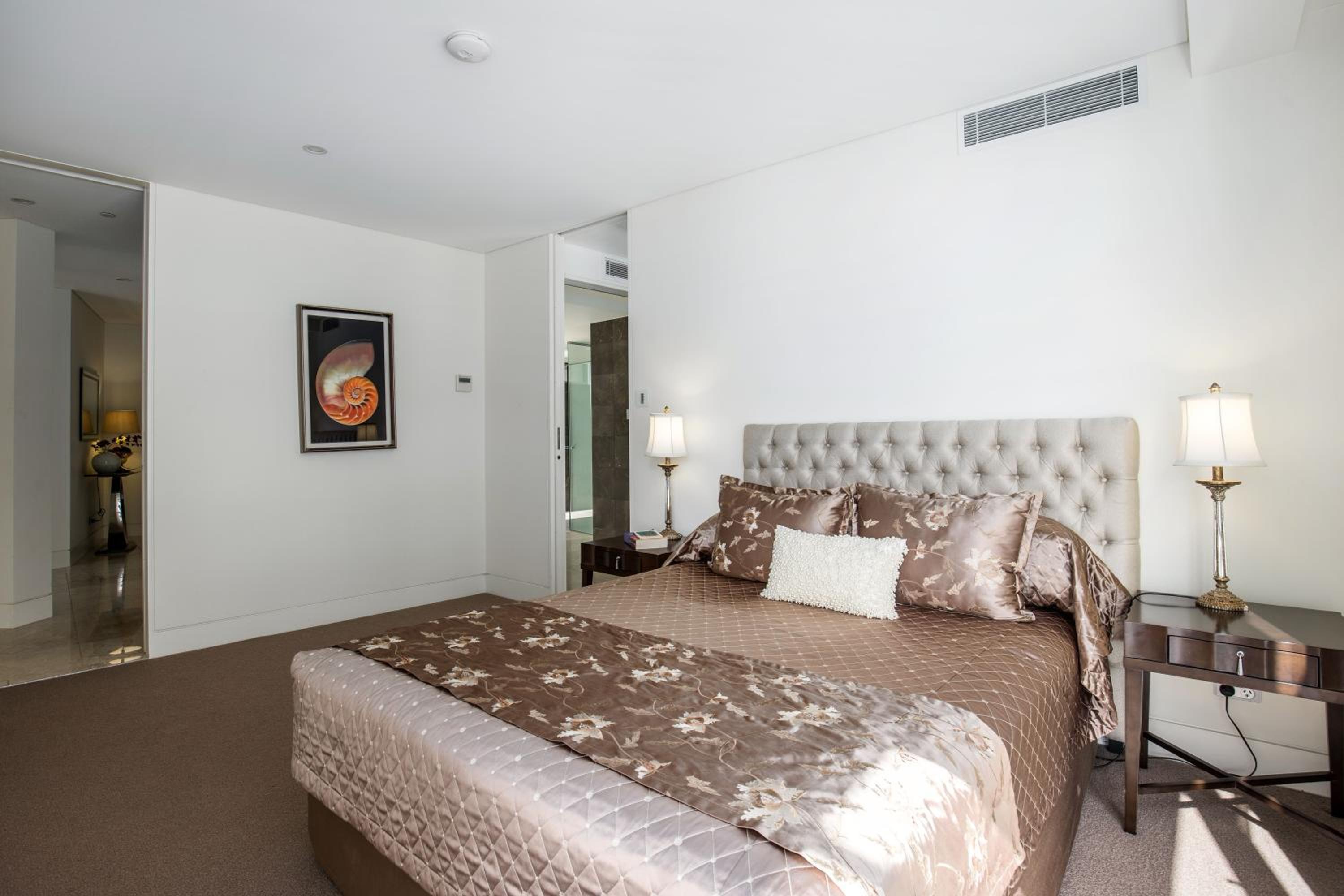 Luxe Three-Bedroom Apartment photo 2