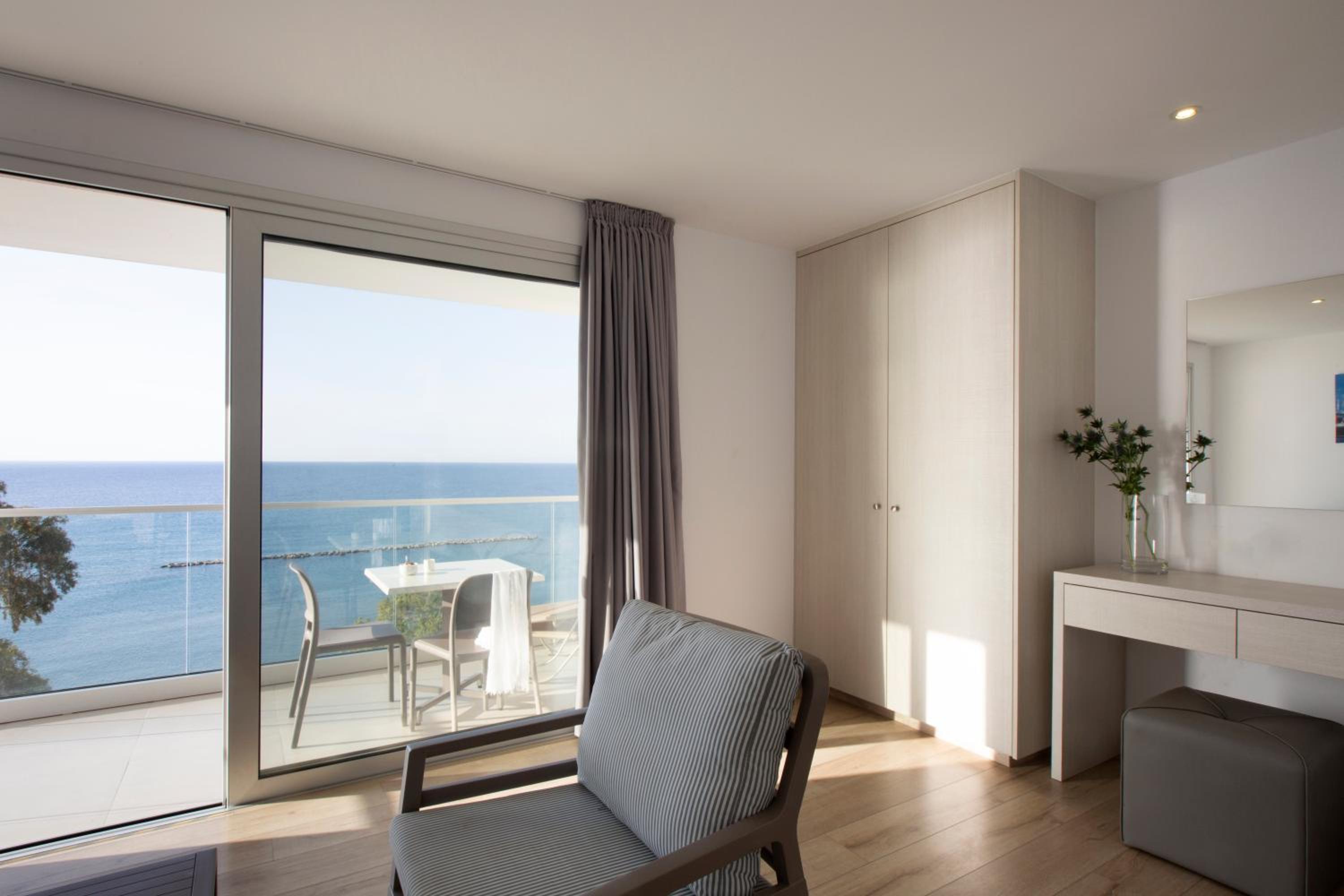  Sea View Suite (2 Adults + 1 Child)   photo 3