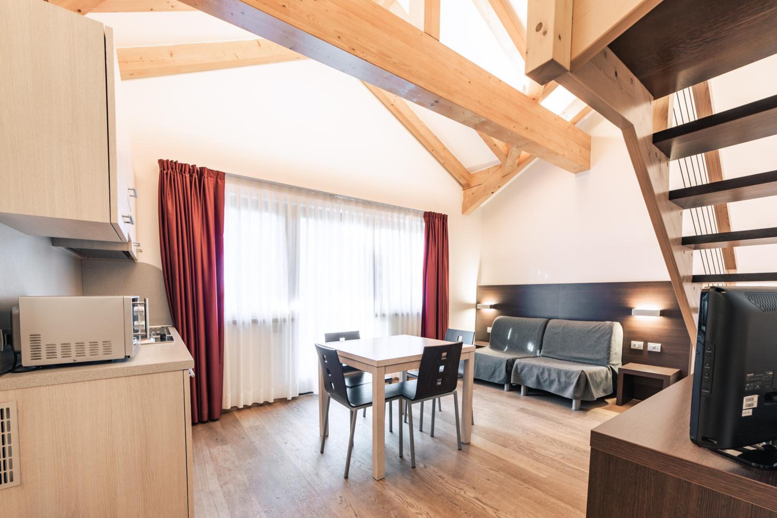 Family Suite with Balcony - Photo 5