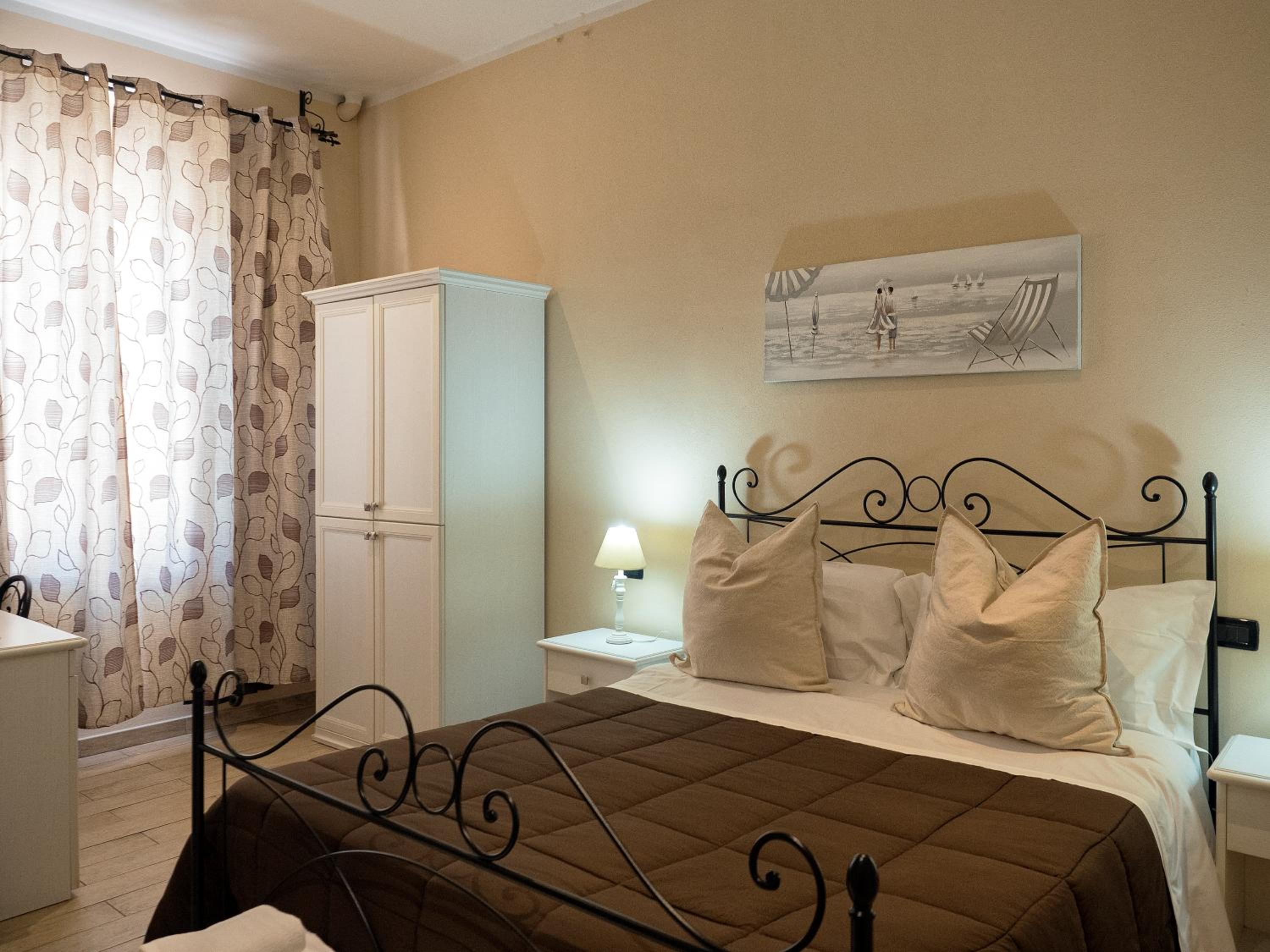 Double Room with Private Bathroom - Photo 12