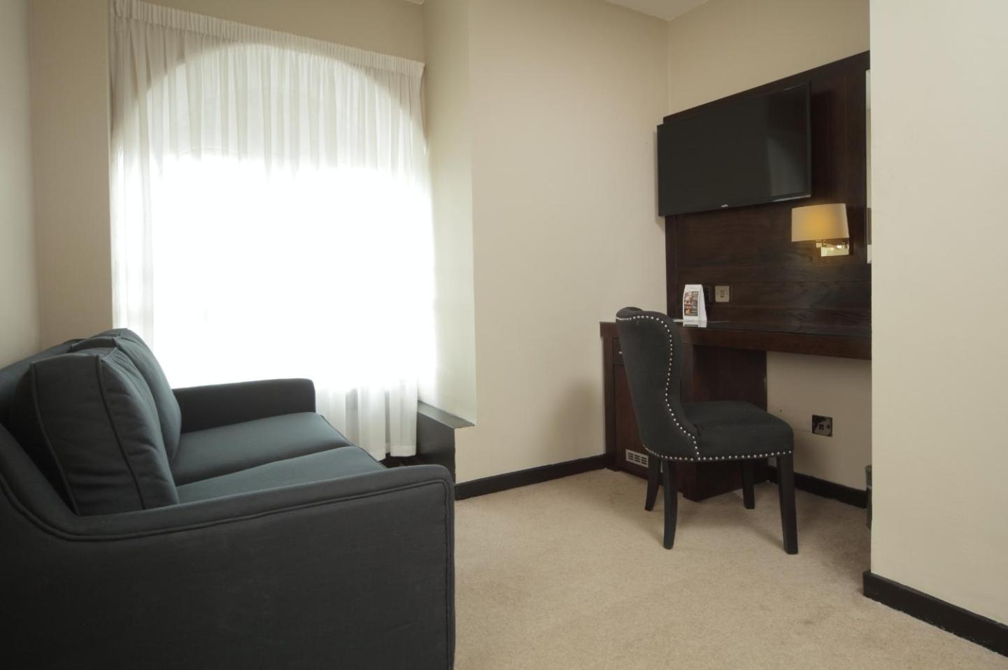 Superior Family Room photo 1