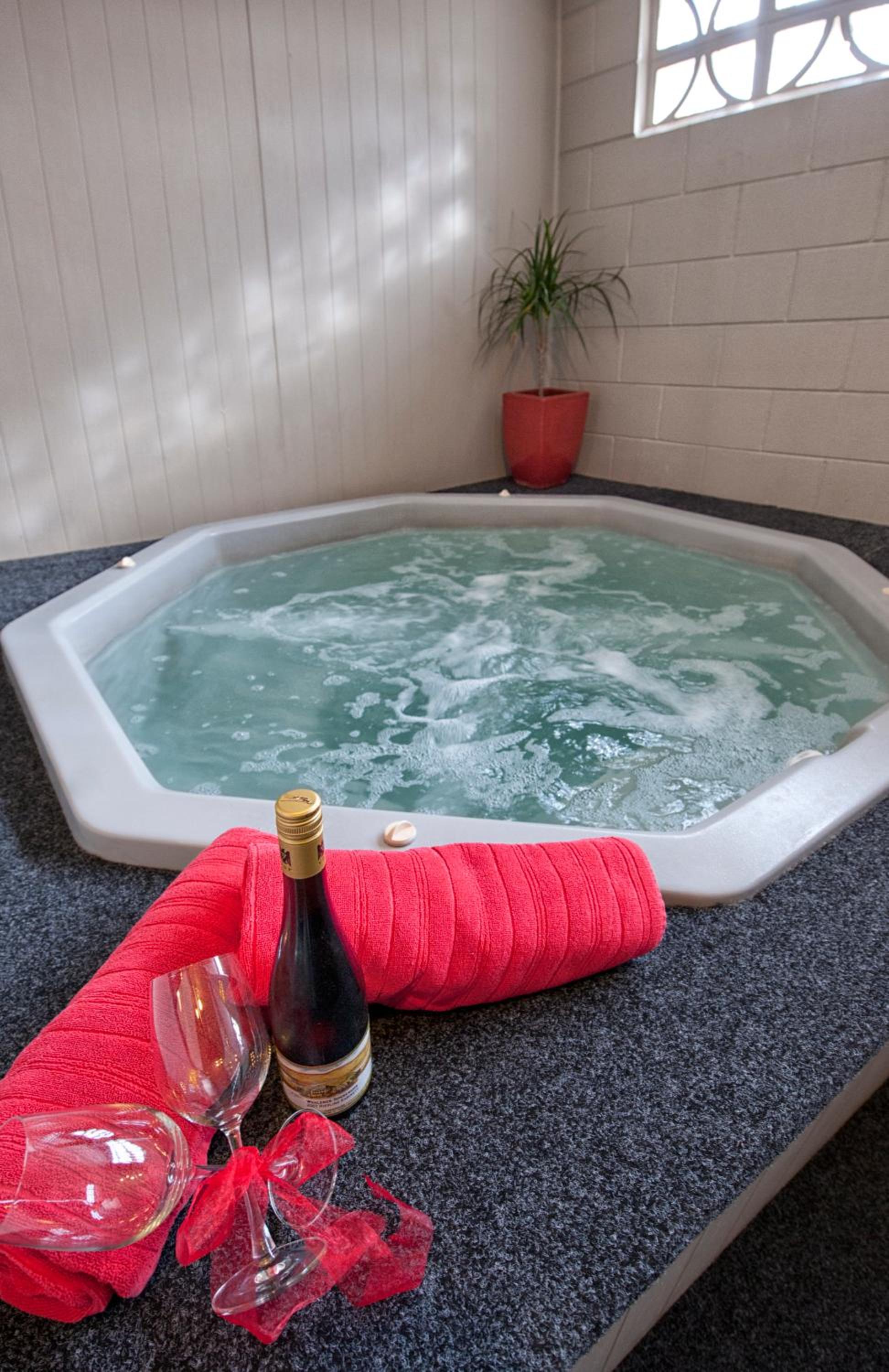 One-Bedroom Apartment with Hot Tub - Photo 17