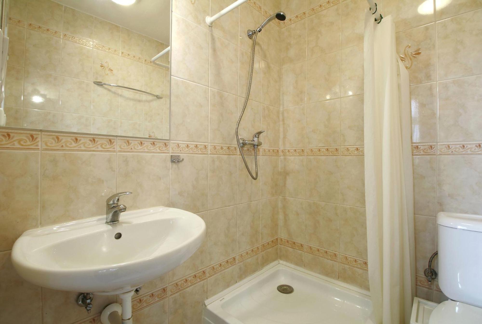 Standard Double Room - Photo 9
