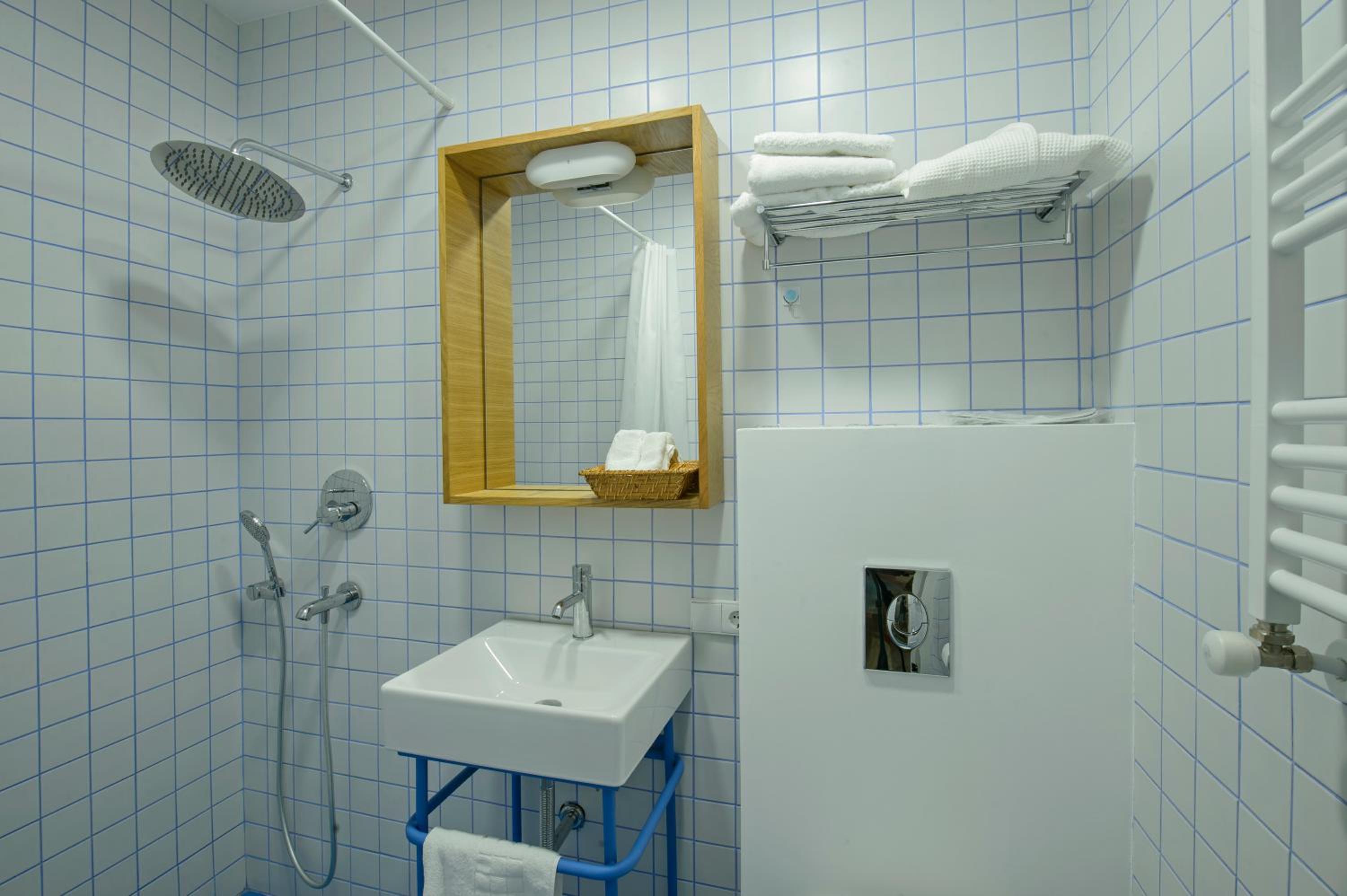 Apartment with Balcony - Photo 2
