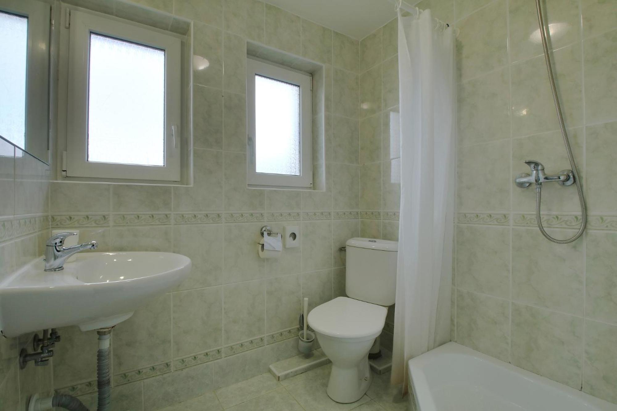 Standard Quadruple Room - Photo 13