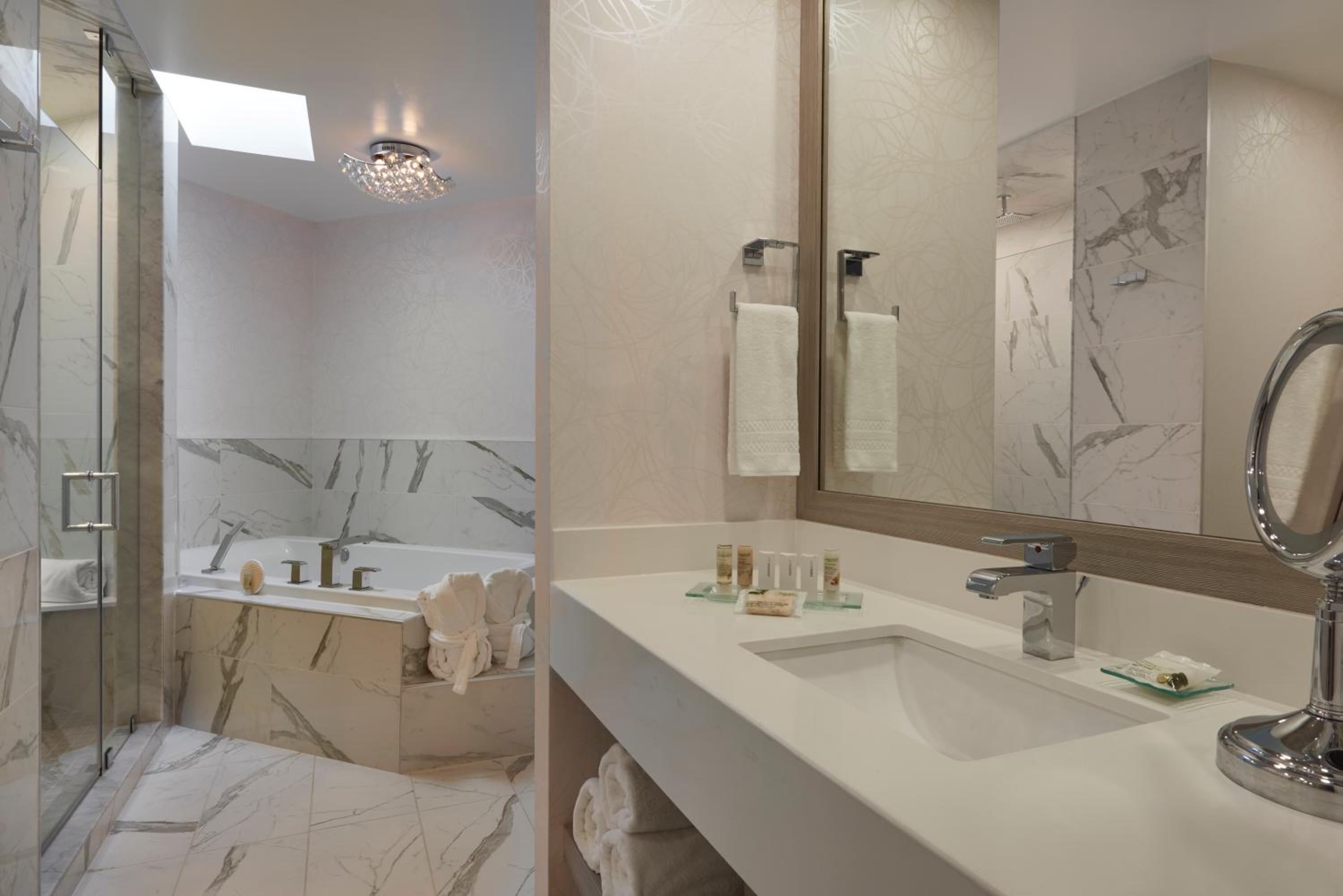 Luxury Deluxe Suite - Photo 2