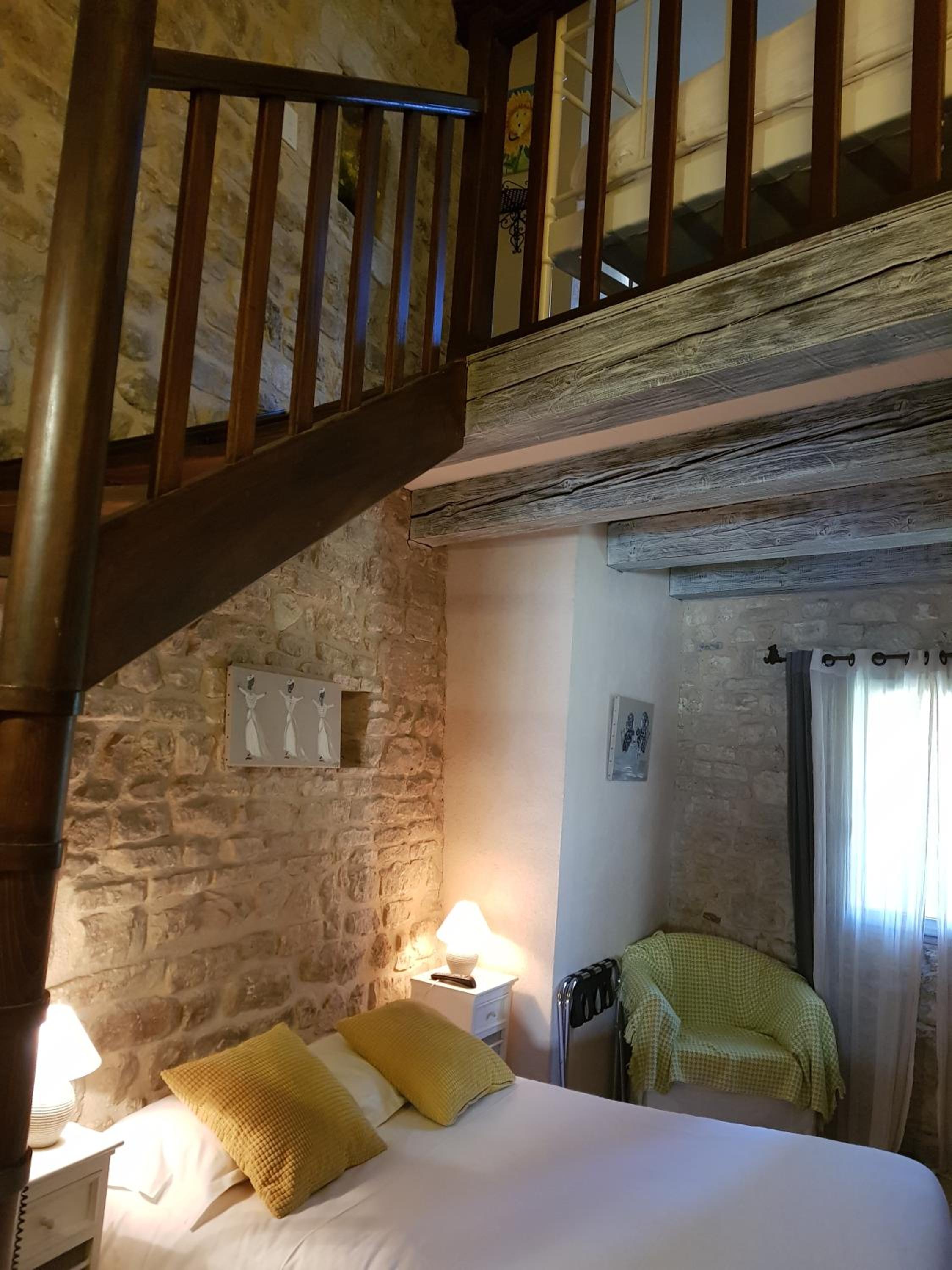 Charm Triple Room photo 1