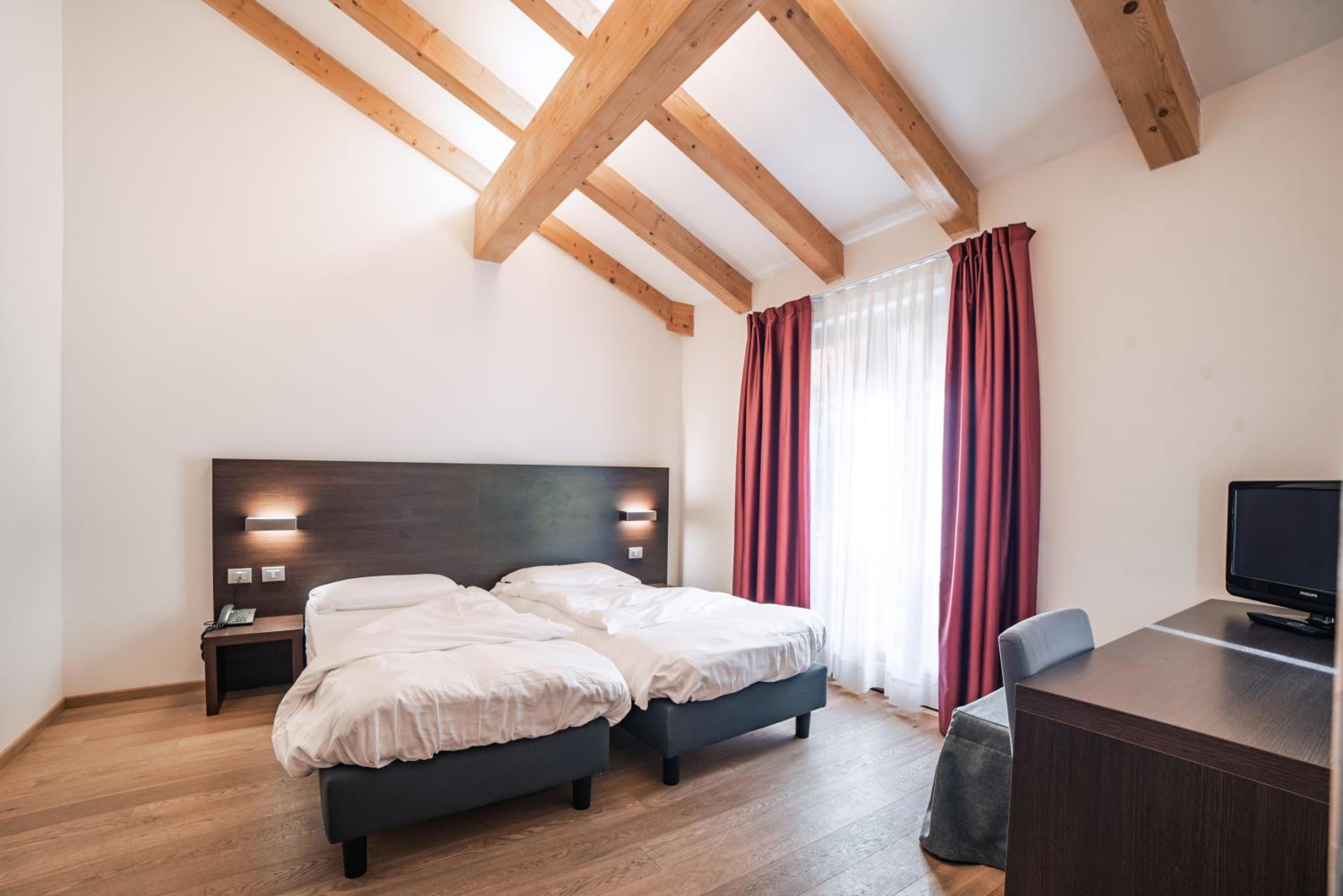 Family Suite with Balcony - Photo 6