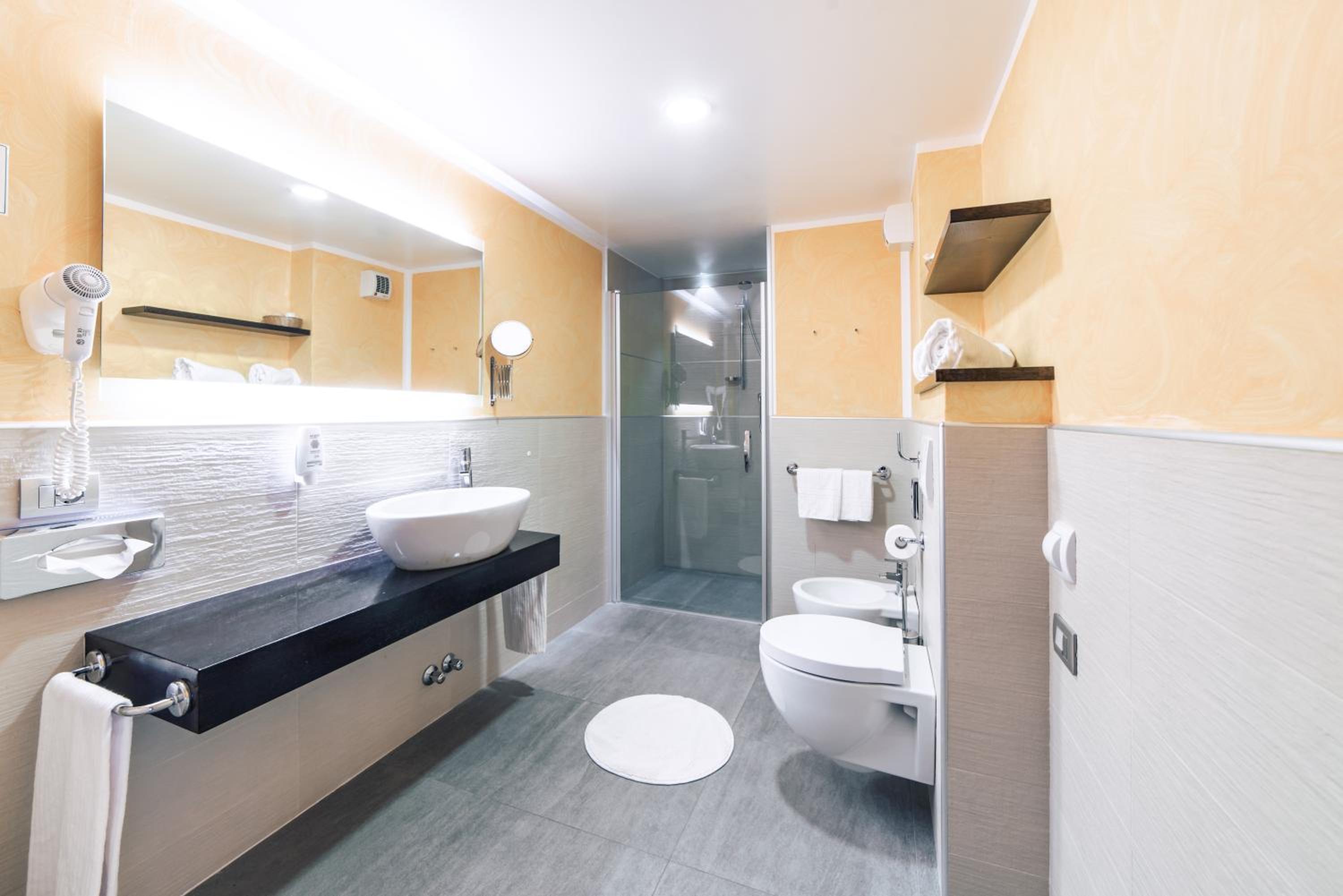 Family Suite with Balcony - Photo 4