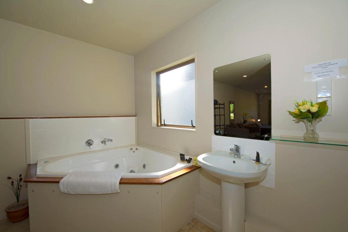 King Studio with Spa Bath photo 3