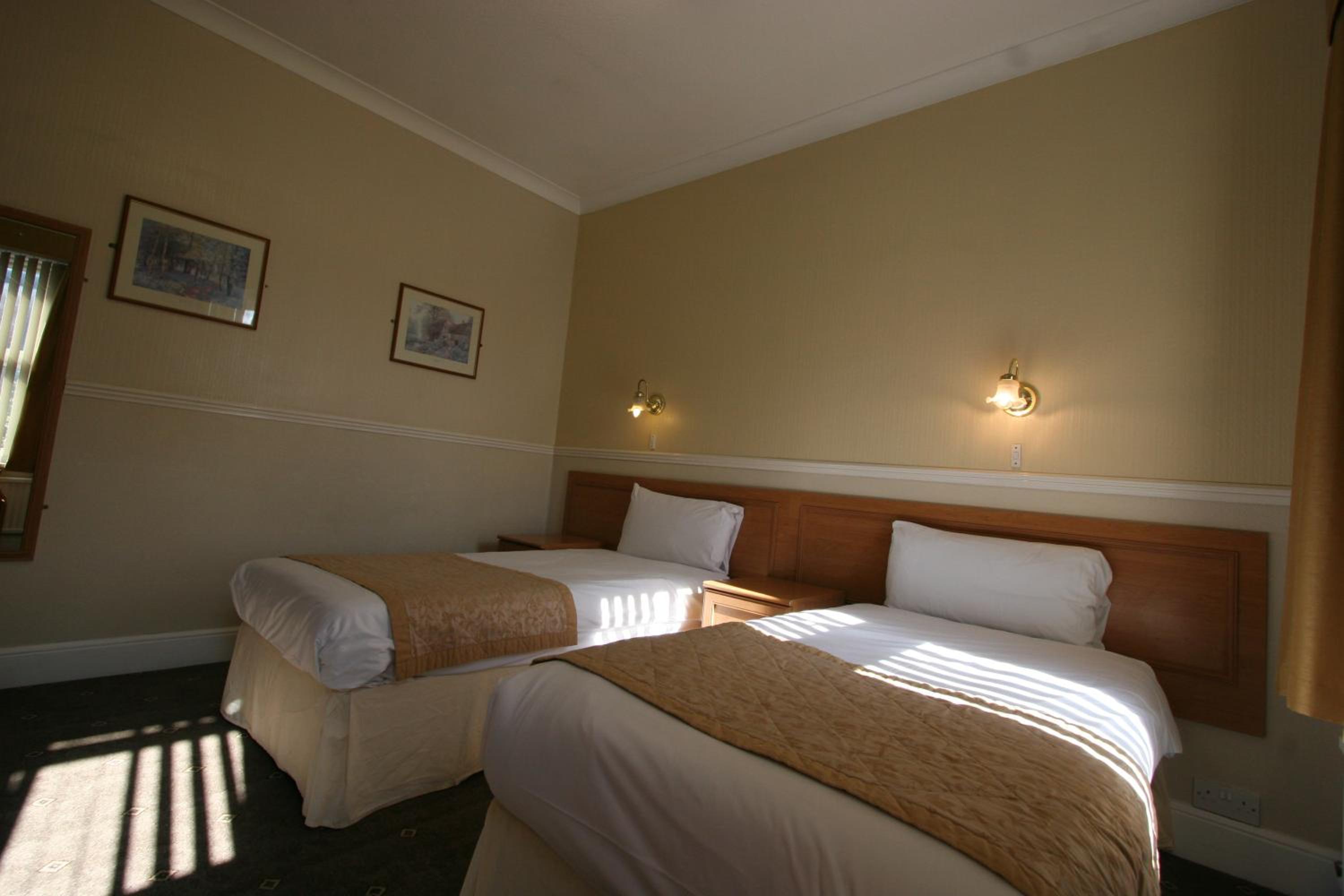 Twin Room (3 Adults) photo 2