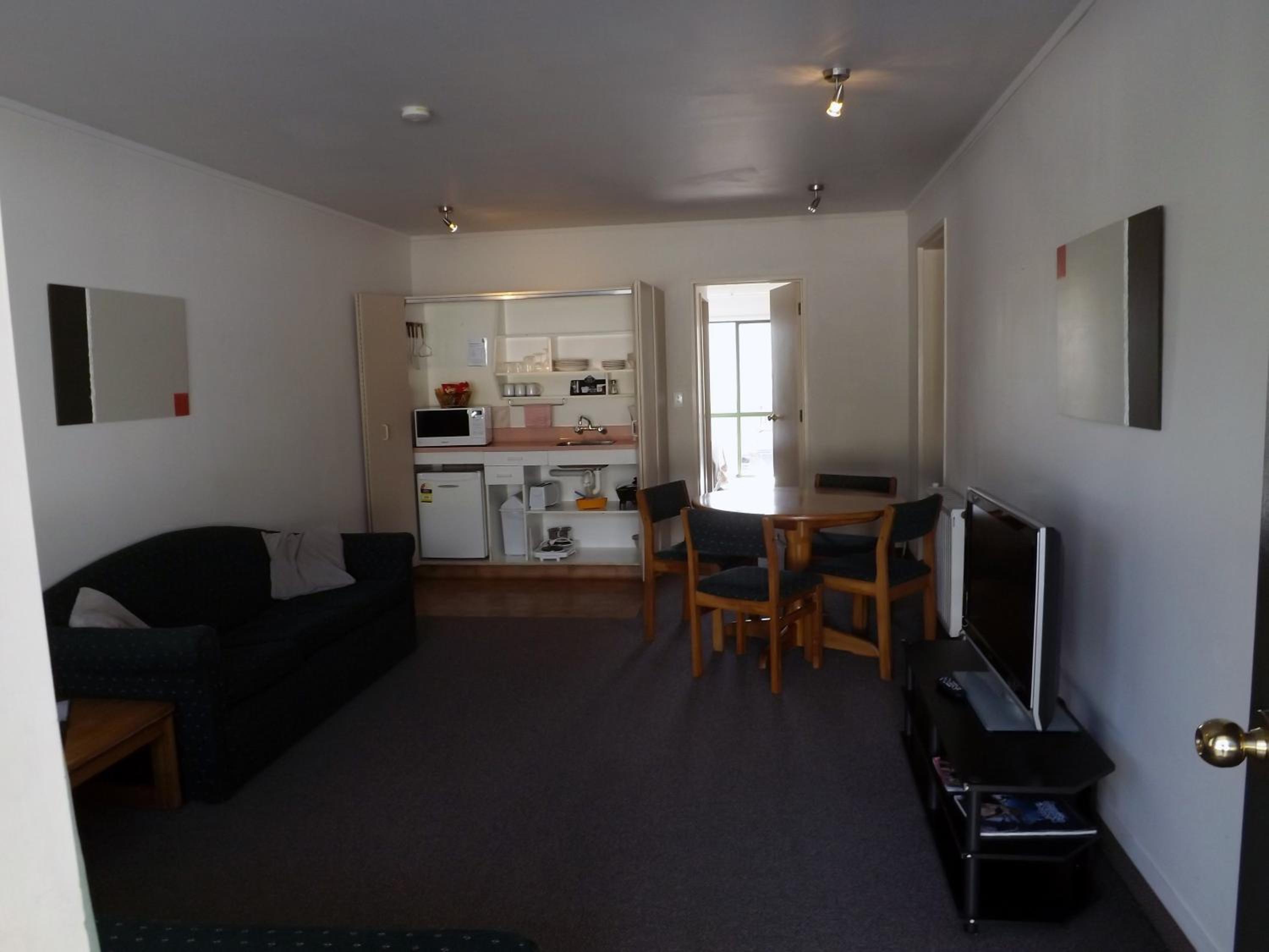 One-Bedroom Suite - Photo 3