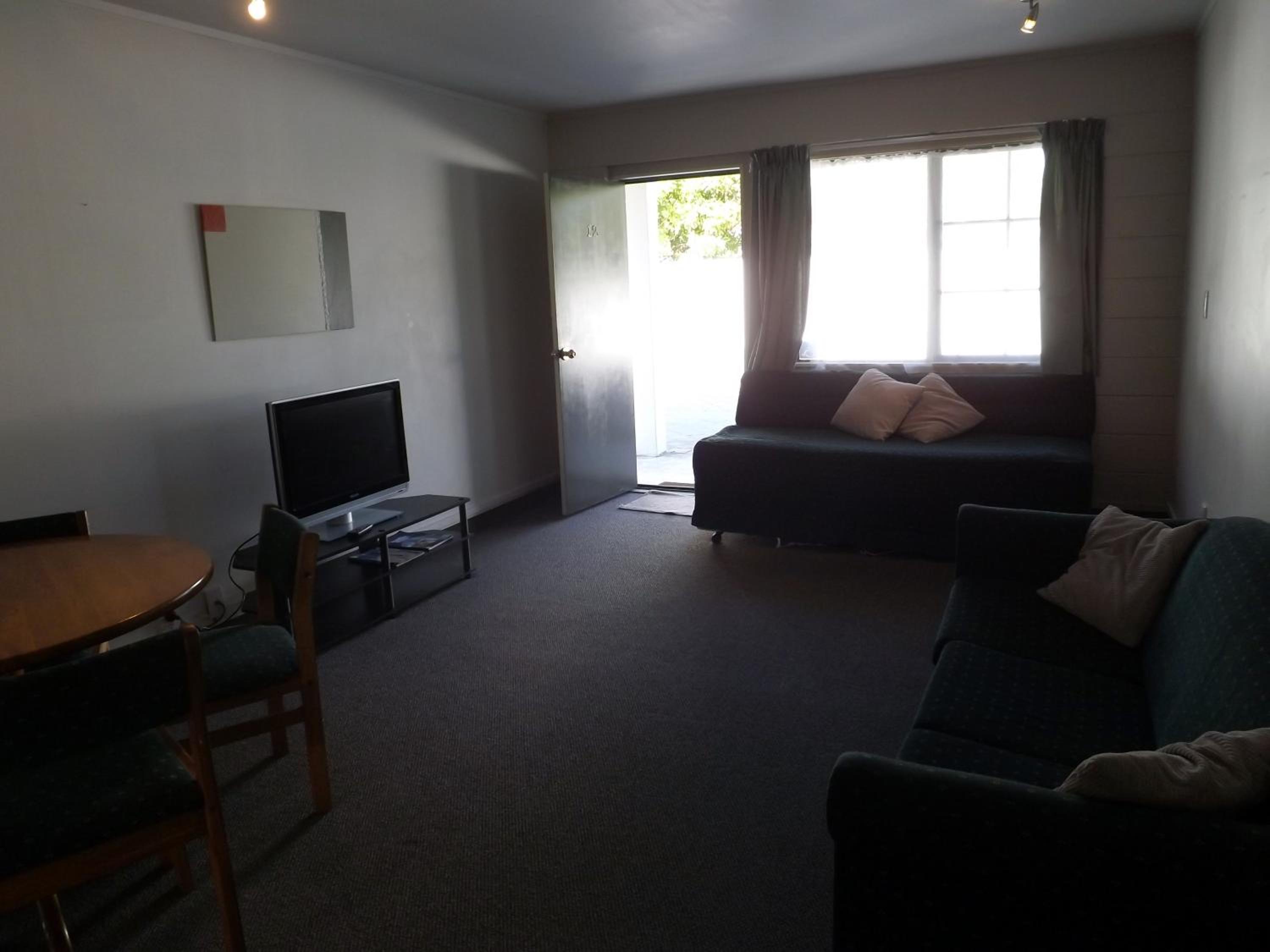 One-Bedroom Suite - Photo 4