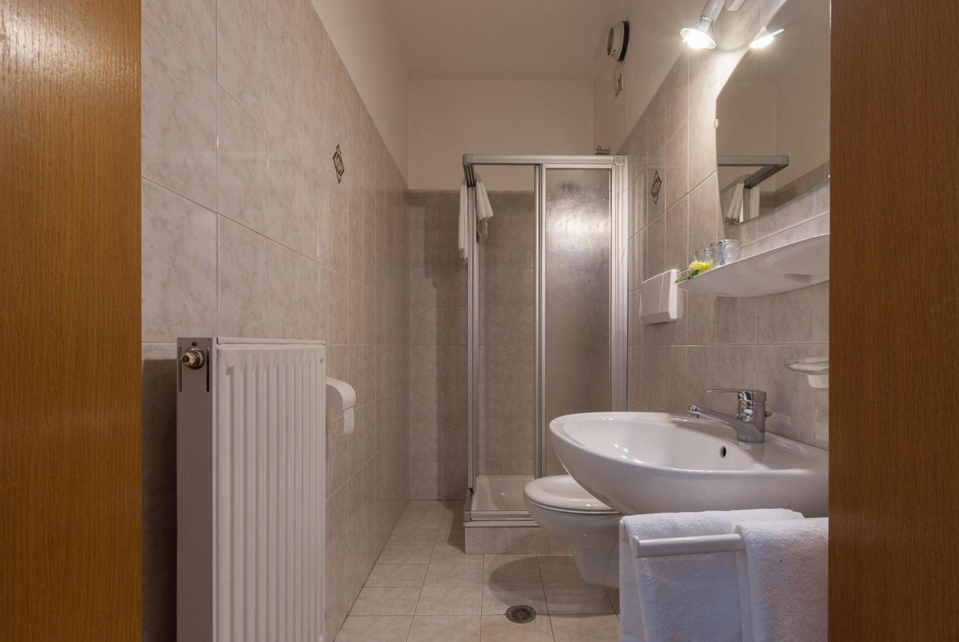 Standard Double Room - Photo 7