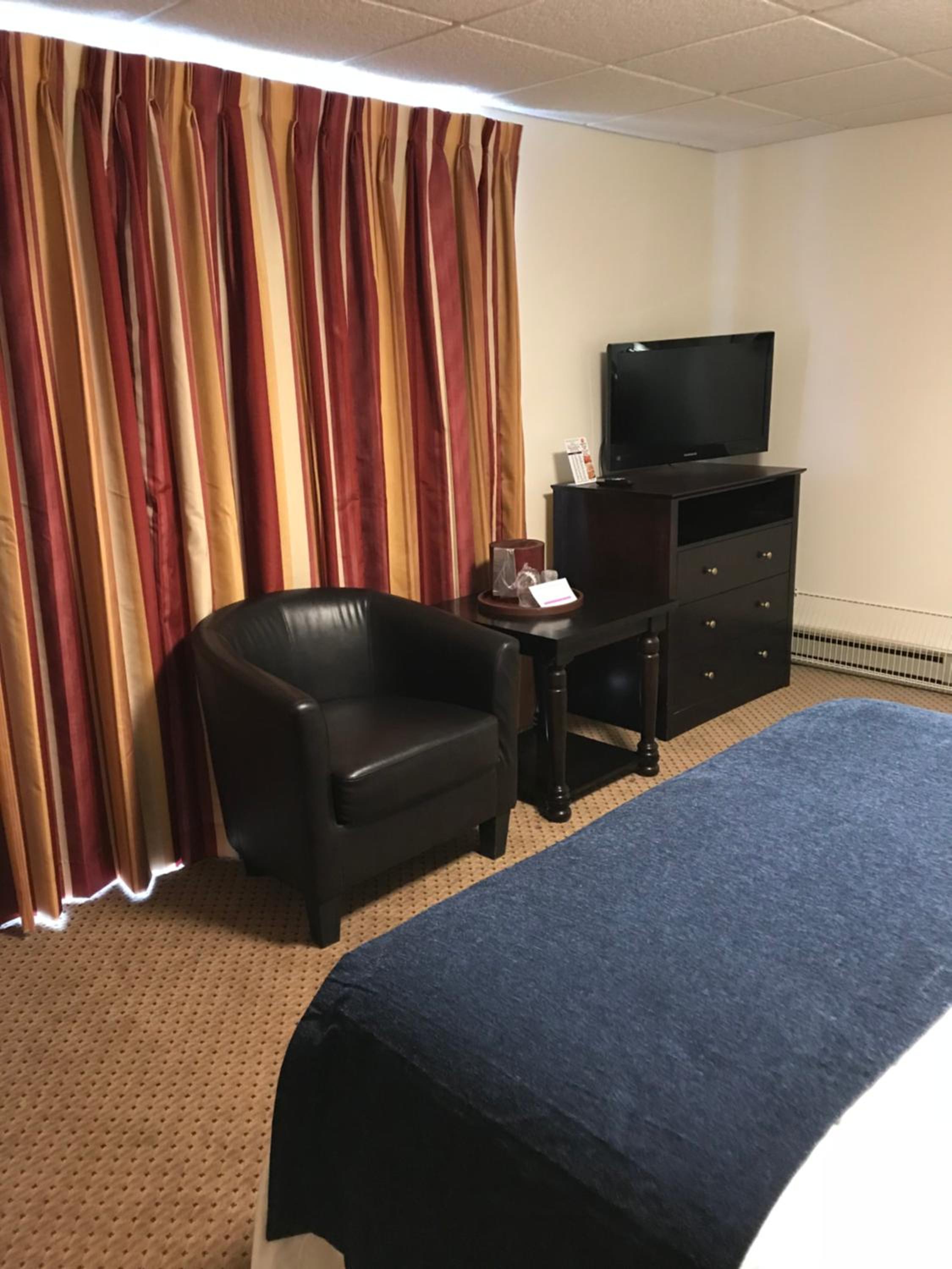 Queen Room photo 2
