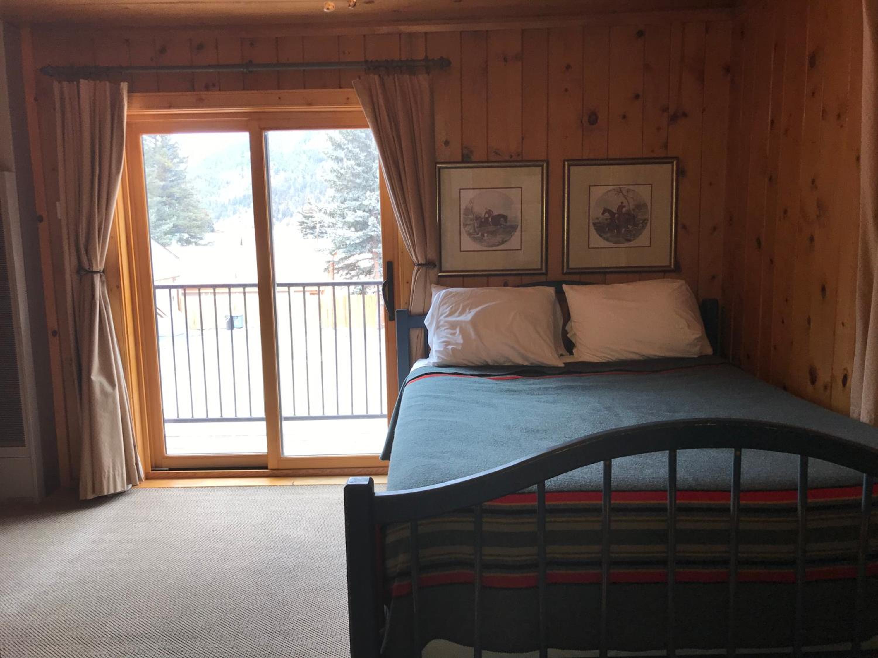Queen Room with Balcony photo 2