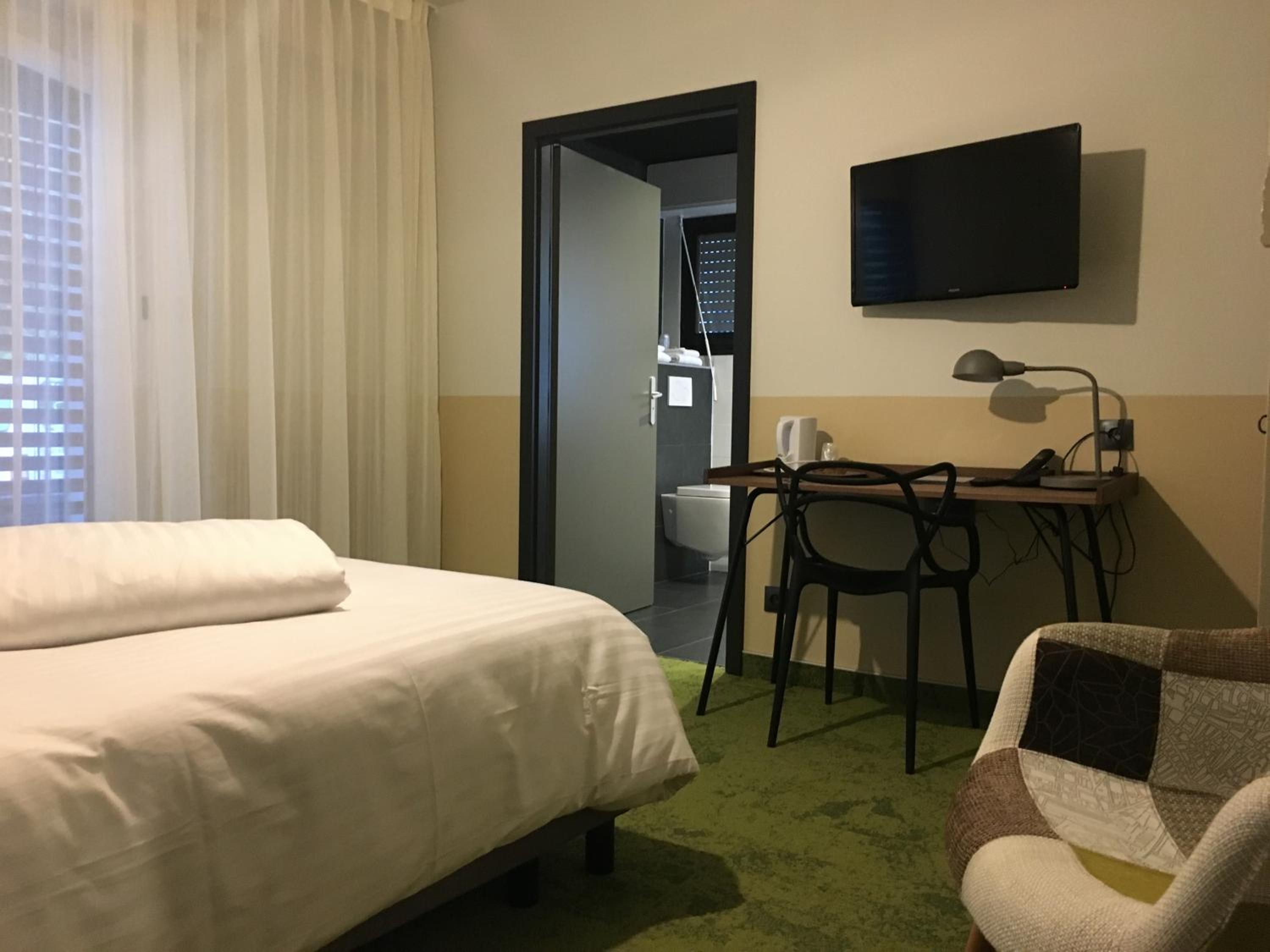 Double Room - Disability Access photo 3