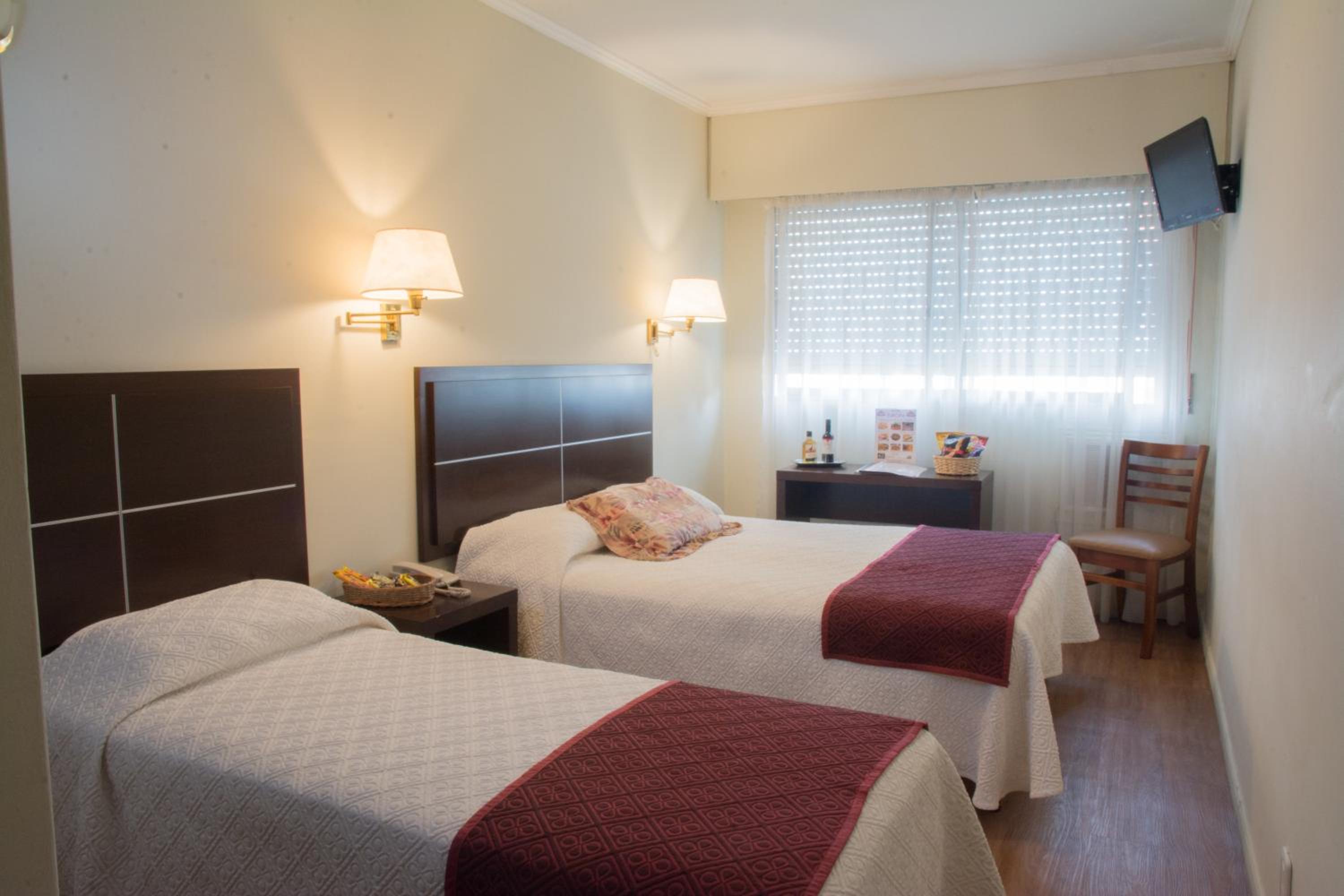 Twin Room - Photo 2