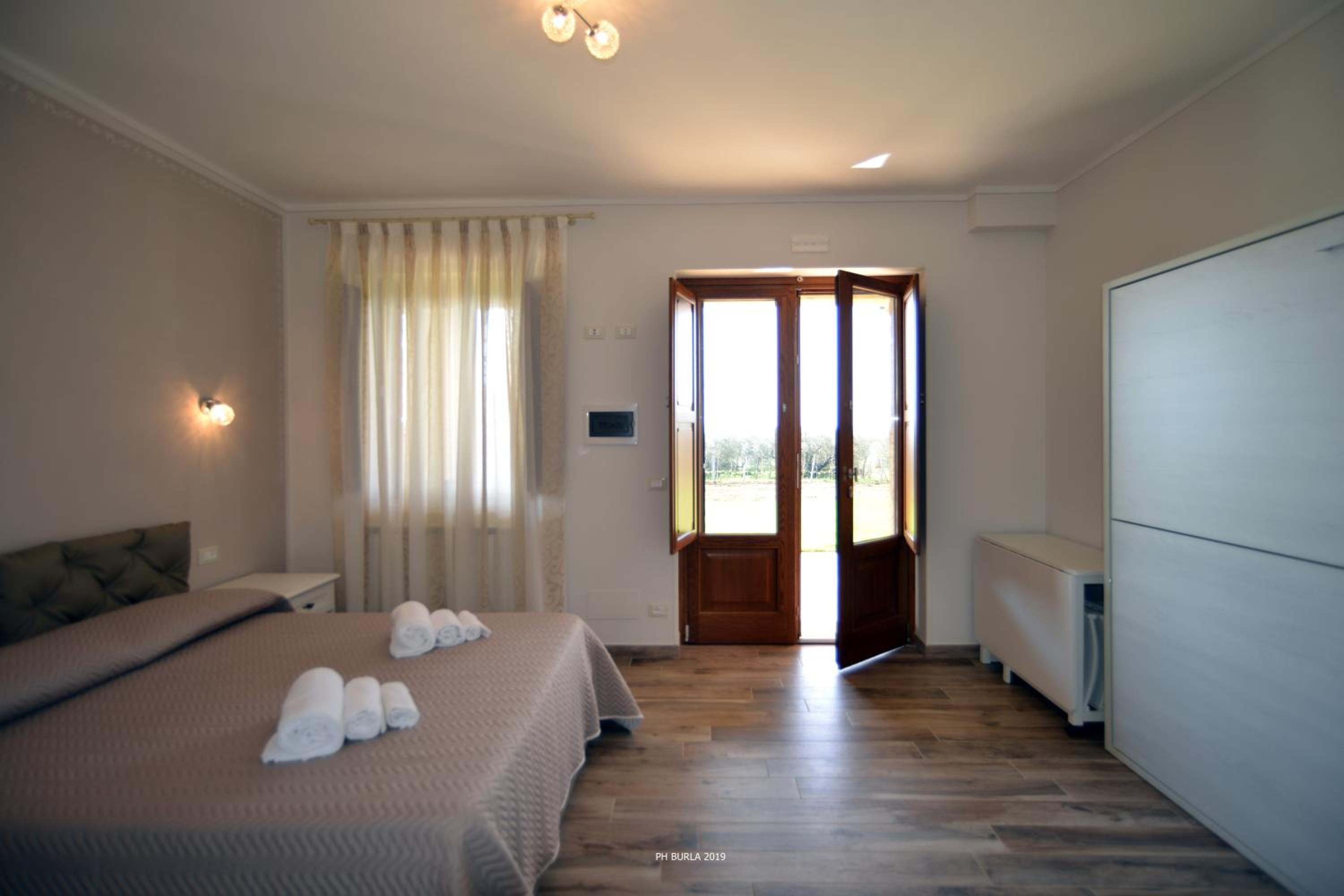 Double Room with Lake View - Photo 10