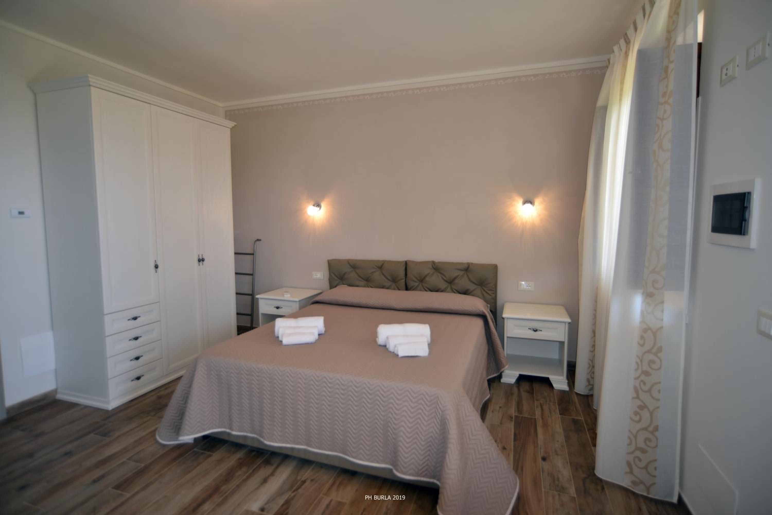 Double Room with Lake View - Photo 9