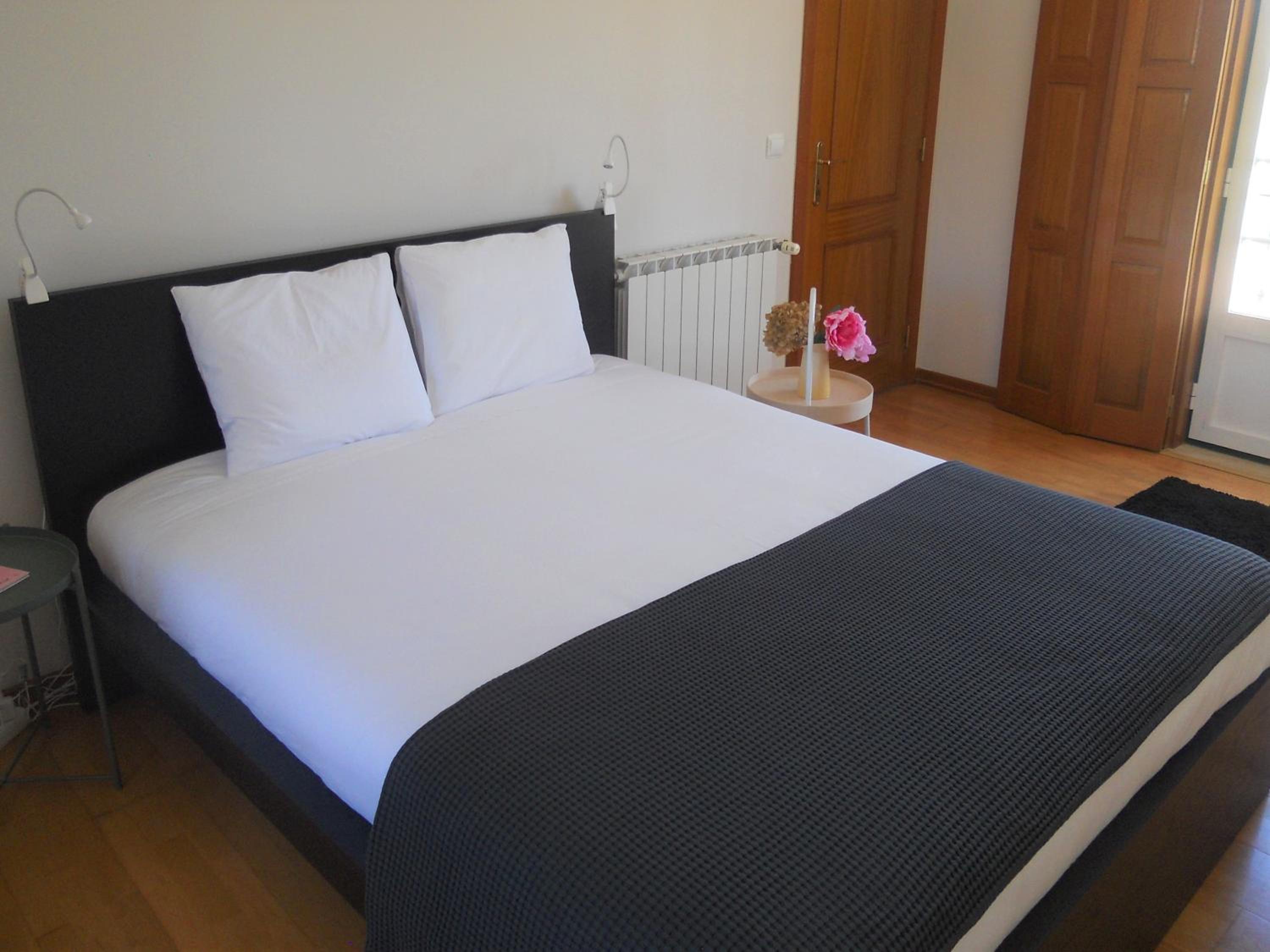 Deluxe Queen Room - Photo 10
