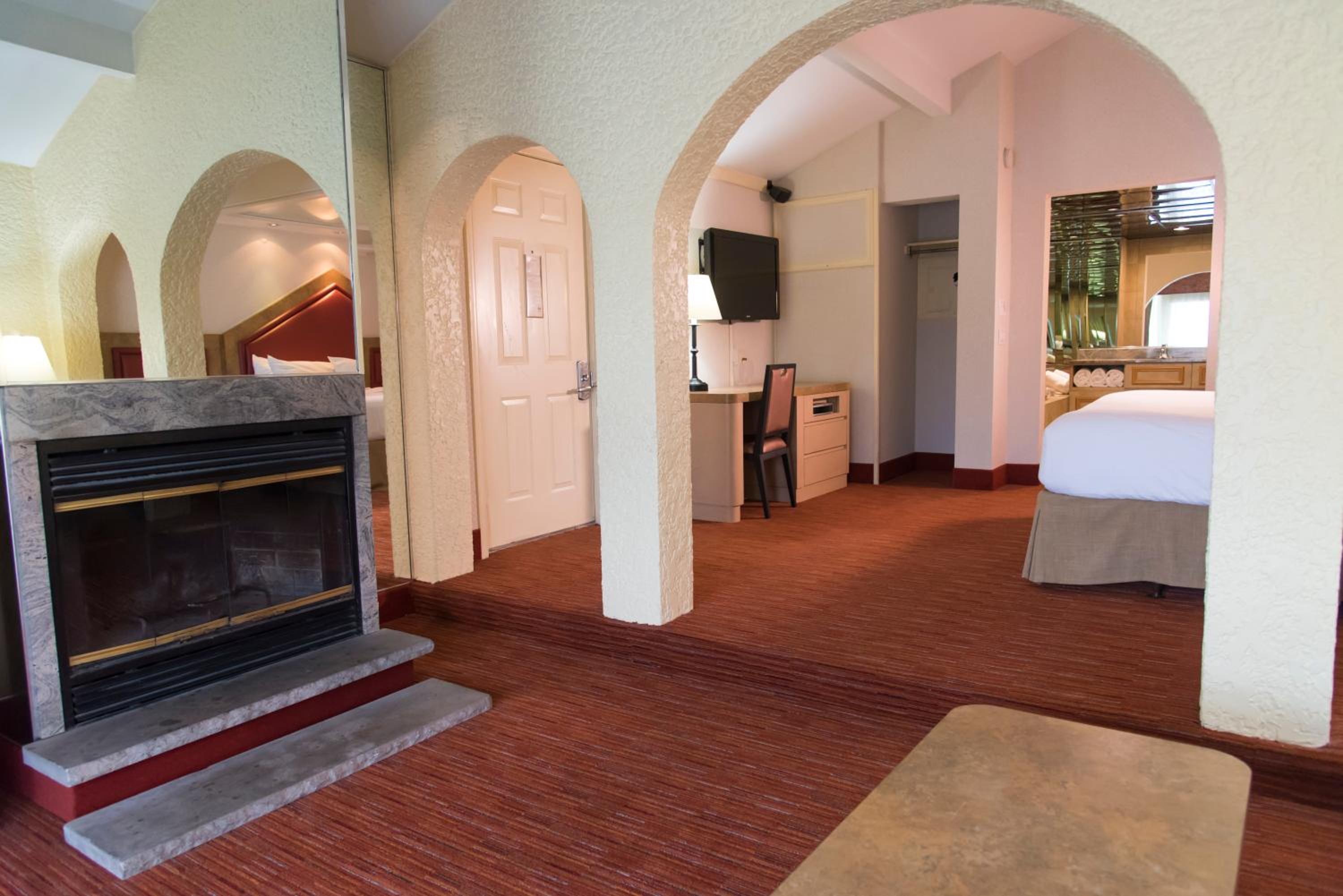 Lakeside Villa Suite with Balcony  - Photo 2