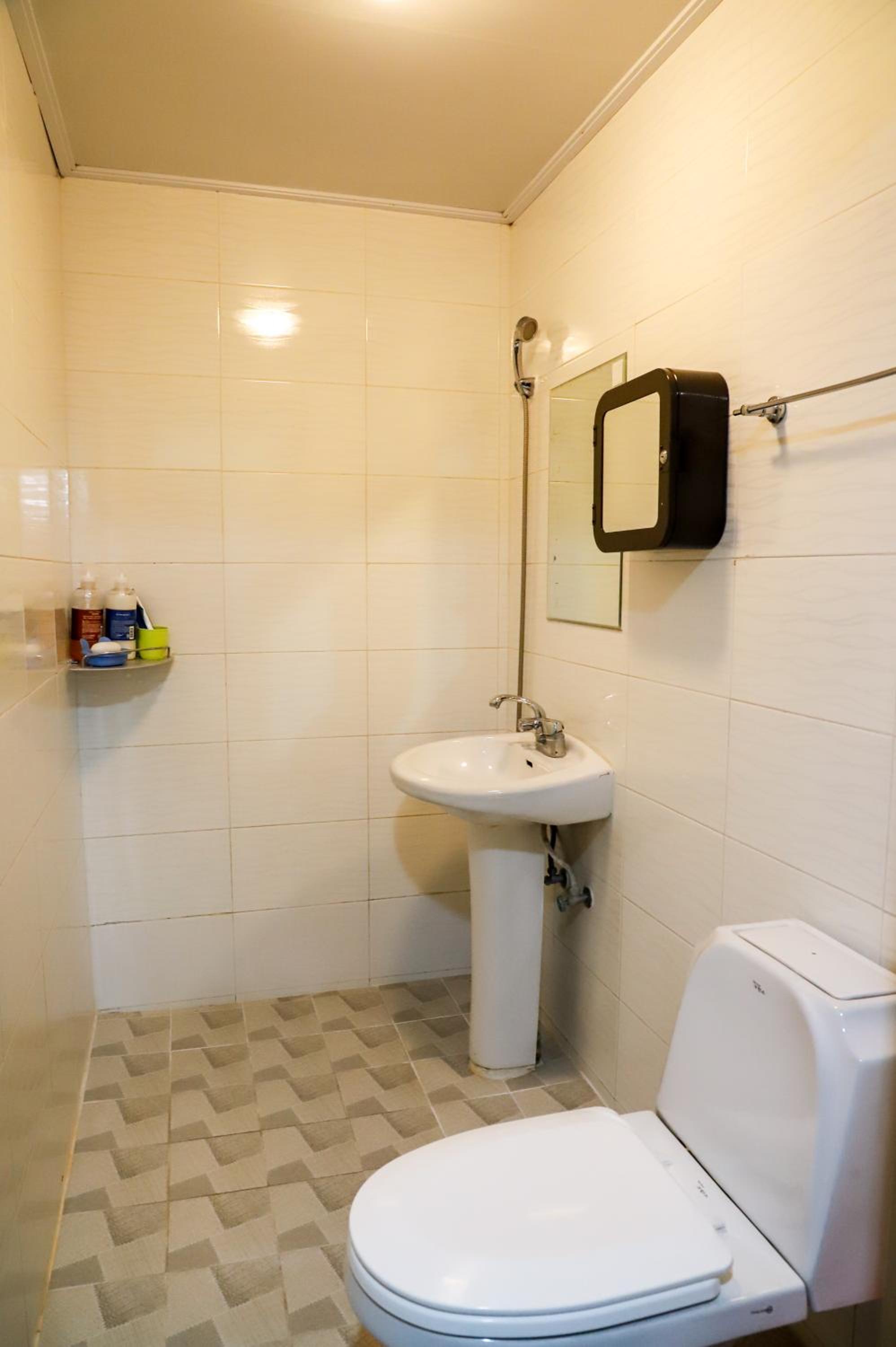 Female Quadruple Room - Photo 10