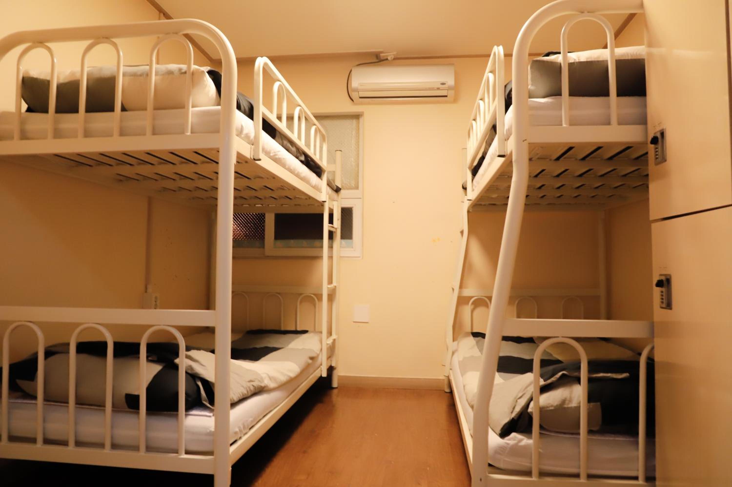 Female Quadruple Room - Photo 2
