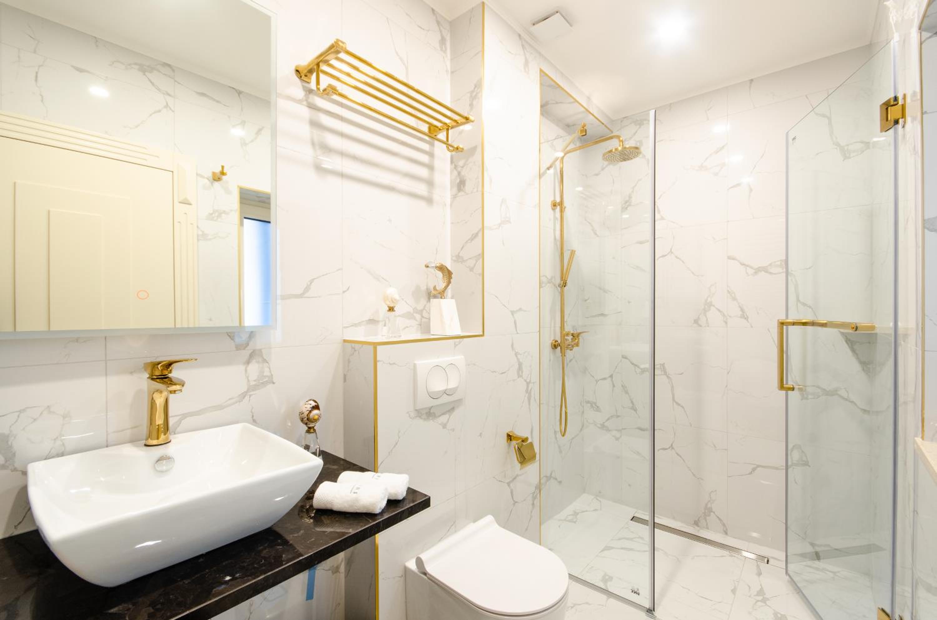 Deluxe King Room - Photo 7