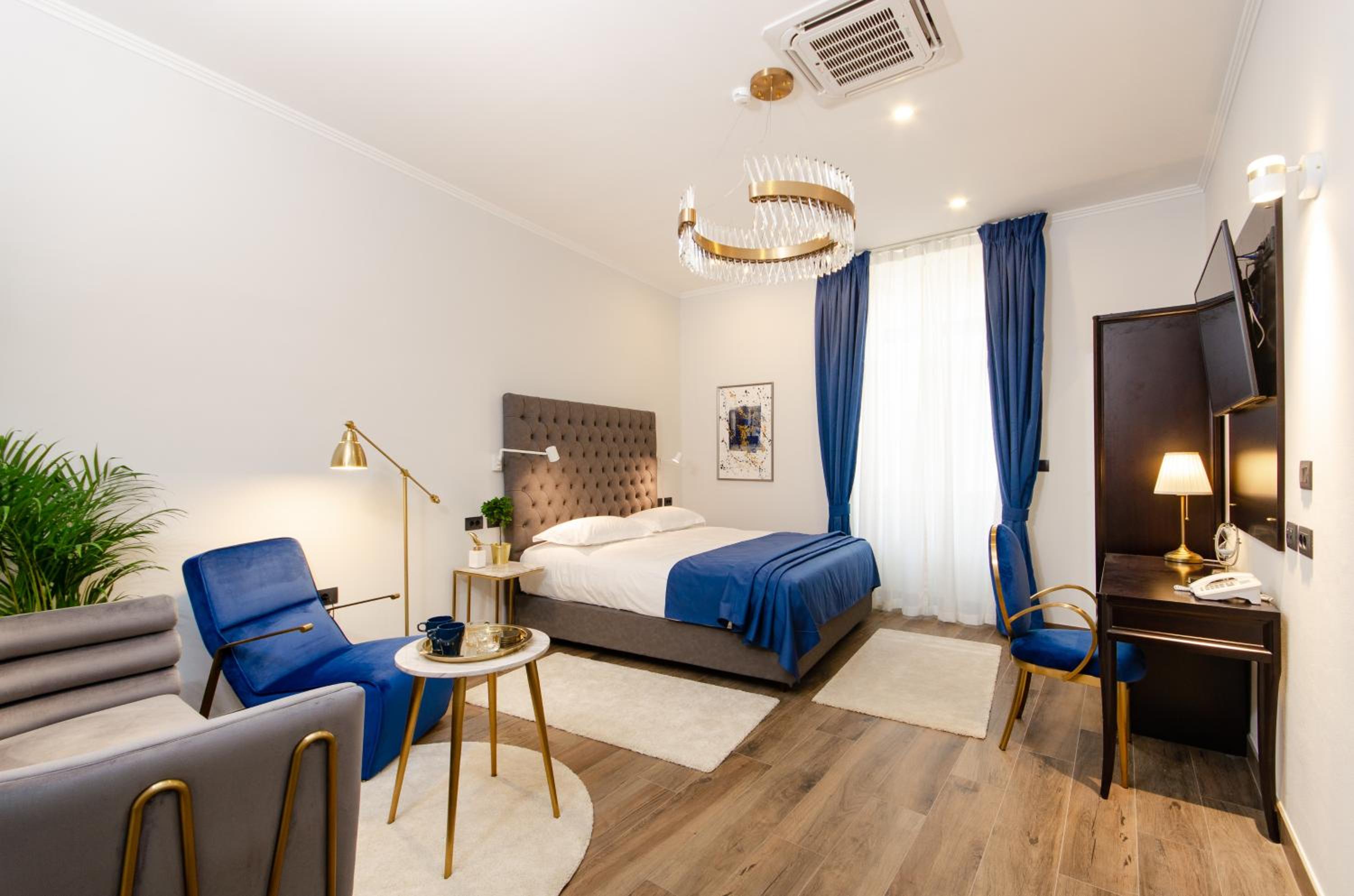 Deluxe King Room - Photo 12