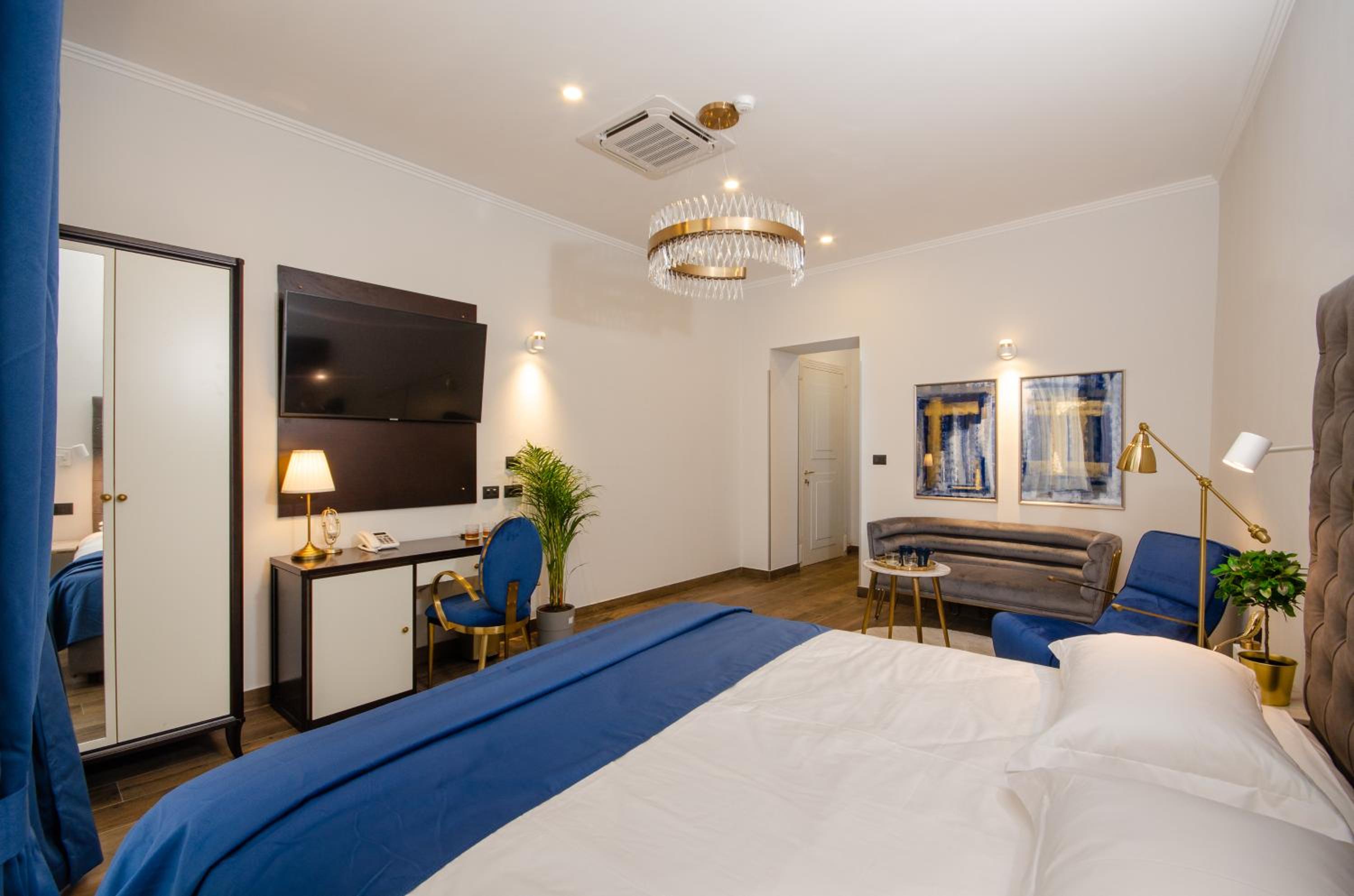 Deluxe King Room - Photo 11